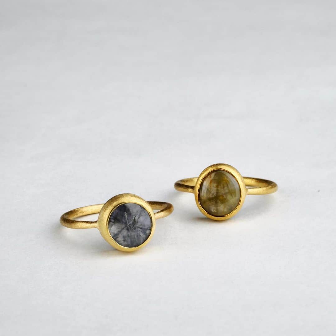 のインスタグラム：「doğa “Trapiche sapphire ring”﻿🌎 18kYG, 18kWG, Trapiche sapphire﻿ ﻿ サトウキビの絞り機（スペイン語で「Trapiche」）の歯車に似た模様を持つことから、トラピッチェと呼ばれる、独特な表情のサファイア。美しい色合いと模様を兼ね備えるものは珍しく、数多くつくることができません。デザイナーがその美しい表情に魅了され、ブランドのスタート当初から作り続けている宝石のリングです。﻿ ﻿ This ring is made with a unique sapphire called the “trapiche sapphire.” “Trapiche” is the Spanish word for a sugar cane mill made of wooden rollers. Stones which combine both beautiful color and pattern are rare. Only a small number of these pieces are made. Our designer has always been attracted to beauty of these stones, and has been working with them since we established our label.﻿ ﻿ ﻿ #muskajewelry #jewelry #oneofakind #uniquejewelry #ring #sapphire #design」