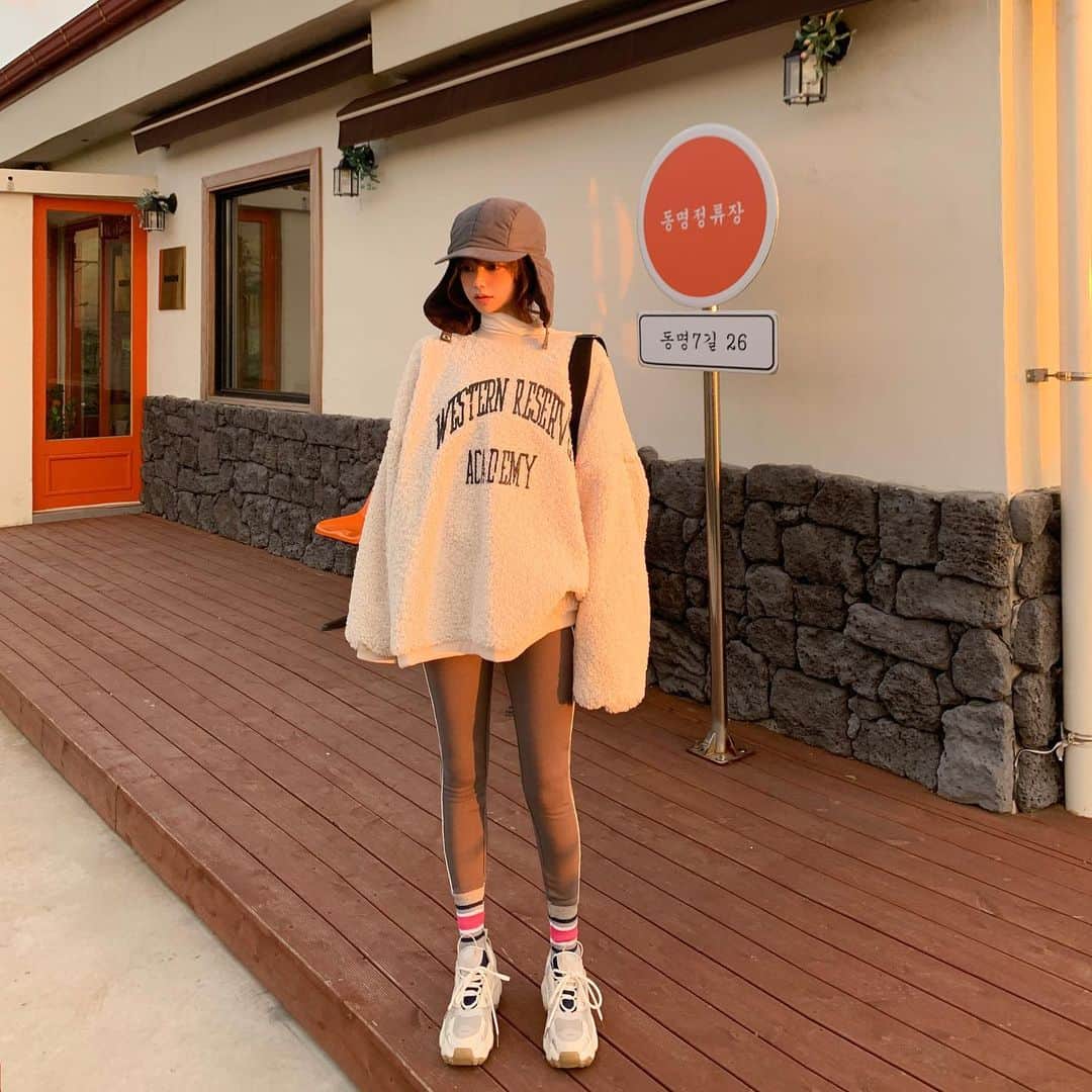 Chuuのインスタグラム：「진짜 따듯하고 편한 레깅스✨ 옆으로 넘기면 영상이써효!#chiuseoul」