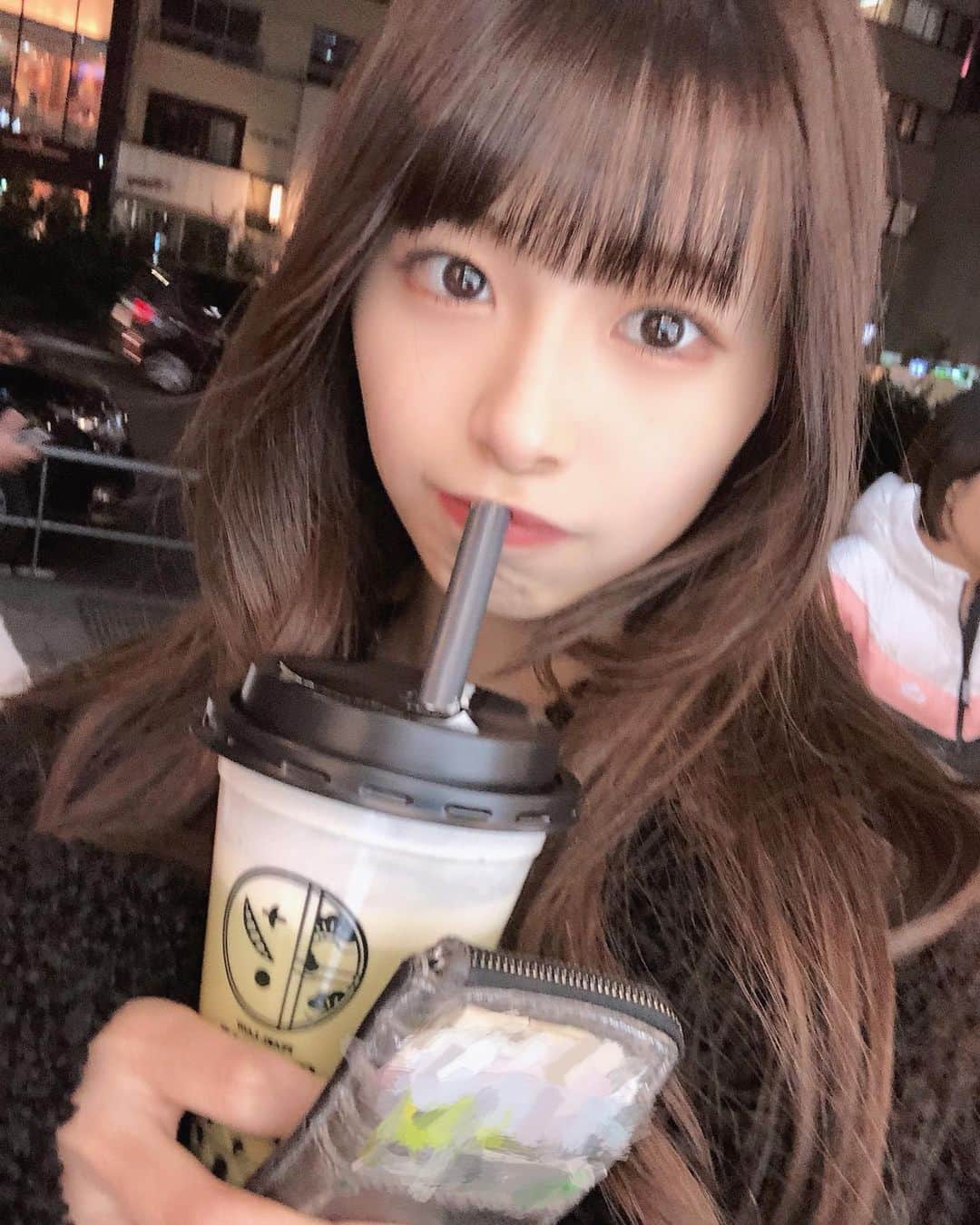 川崎ひかるのインスタグラム：「タピオカ久しぶりに飲んだ . #茶bar 🍵黒糖抹茶オレにしたら甘すぎた🤣 . . . ぱっつん前髪みんな好きですか...❔ . .  #daily #dailylook #selfie #selca #ootd #데일리 #데일리룩 #셀카그램 #셀카 #셀피 #오오티디 #팔로우 #自撮り #アイドル #ぱっつん #ぱっつん前髪」