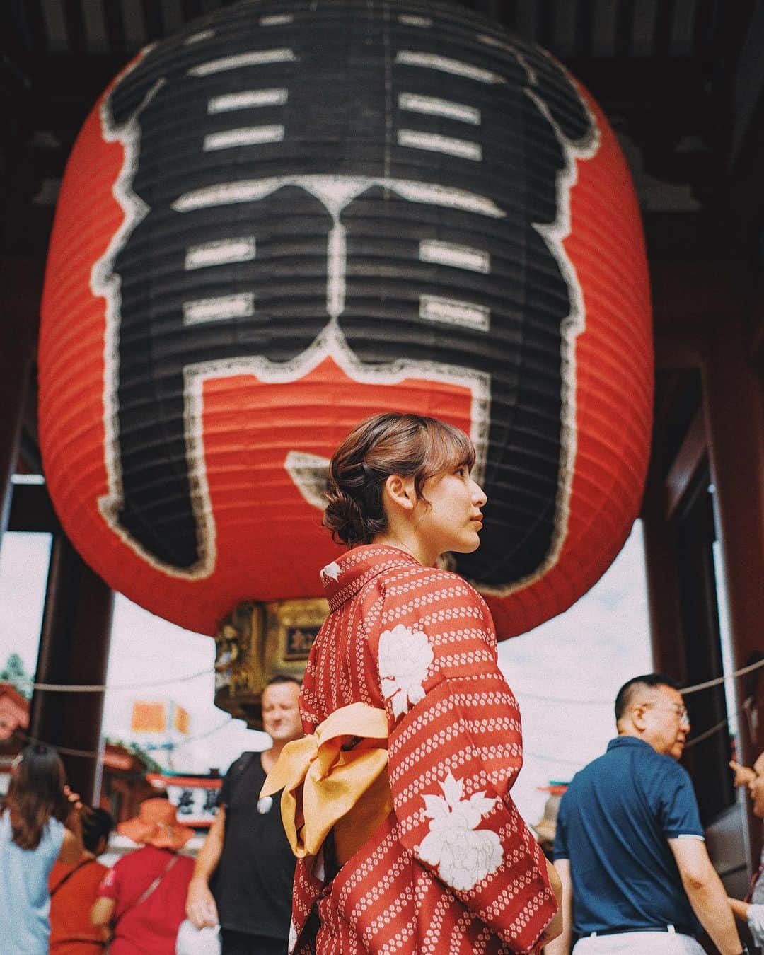 haru wagnusさんのインスタグラム写真 - (haru wagnusInstagram)「20 Cheers for Tokyo vol.4 ＃TokyoTokyo ㅤㅤㅤㅤㅤㅤㅤㅤㅤㅤㅤㅤㅤ 2020年に向けて、「東京」の魅力が詰まった写真や動画を国内外に広げるプロジェクト #20CHEERSFORTOKYO に皆さんも参加しませんか？ あなたの作品が世界に発信されるチャンス。 ㅤㅤㅤㅤㅤㅤㅤㅤㅤㅤㅤㅤ ㅤㅤㅤㅤㅤㅤㅤㅤㅤㅤㅤㅤㅤㅤㅤㅤㅤㅤㅤㅤㅤㅤㅤㅤㅤㅤ ※Vol.1~3の写真は　#20CHEERSFORTOKYO_wagnus でご覧いただけます。  今回は文化の秋ということで、Tokyoのファッションとそのカルチャーをテーマに撮影をしてきました。前回渋谷に引き続き、今回はより日本らしく浅草を、ボルゾイこと美咲ちゃん（@borzoi.m）と着物旅をしてきました👘  ㅤㅤㅤㅤㅤㅤㅤㅤㅤㅤㅤㅤㅤ I shoot under the theme of Tokyo “Fashion” & “culture” in ASAKUSA with my friend beautiful model @borzoi.m , to introduce the Tokyo “Kimono” culture it into the world.  Please check #tokyotokyooldmeetsnew  ㅤㅤㅤㅤㅤㅤㅤㅤㅤㅤㅤㅤㅤ 浅草は誰もが訪れたことのある東京を代表する和の街。スカイツリーも一望できて、たくさんの観光客や着物を着て雰囲気を楽しむ人たちで溢れています。雷門から浅草寺まで続く仲見世通りには色々なお店が立ち並び、いつもとても賑わっていて、吉備団子とかせんべいとか食べ歩きができるのも有名です。浅草寺でお参りをしたら、花やしきの方に行くと飲屋街があり、そこでお昼からお酒を愉しんだり、花やしき近くの商店街には写真を撮るのに素敵な場所が点在しています。ここ数年では、浅草でメロンパンが大人気でメロンパン屋さんにはインスタ映えするフォトスポットなどもあります（笑）  ㅤㅤㅤㅤㅤㅤㅤㅤㅤㅤㅤㅤㅤ ㅤㅤㅤㅤㅤㅤㅤㅤㅤㅤㅤㅤㅤ @tokyotokyooldmeetsnew にて「20 Cheers for Tokyo」開催中、みなさんもご参加ください。　 ㅤㅤㅤㅤㅤㅤㅤㅤㅤㅤㅤㅤㅤ 企画への参加方法 （@tokyotokyooldmeetsnew）をフォロー、公式サイトの概要を読んで、ご自身のInstagramアカウントより、下記のハッシュタグをつけて投稿ください。 投稿された作品をひとつにまとめ上げ、東京をテーマとしたオリジナルムービーを作り国内外に広げていきます。 ㅤㅤㅤㅤㅤㅤㅤㅤㅤㅤㅤㅤㅤㅤㅤㅤㅤㅤㅤㅤㅤㅤㅤㅤㅤㅤ #TokyoTokyo　#20CheersforTokyo　#TraditionalFashion #着物＃tokyotokyooldmeetsnew #浅草 #ASAKUSA #SENSOUJI #PR  #浅草寺」11月22日 20時11分 - wagnus