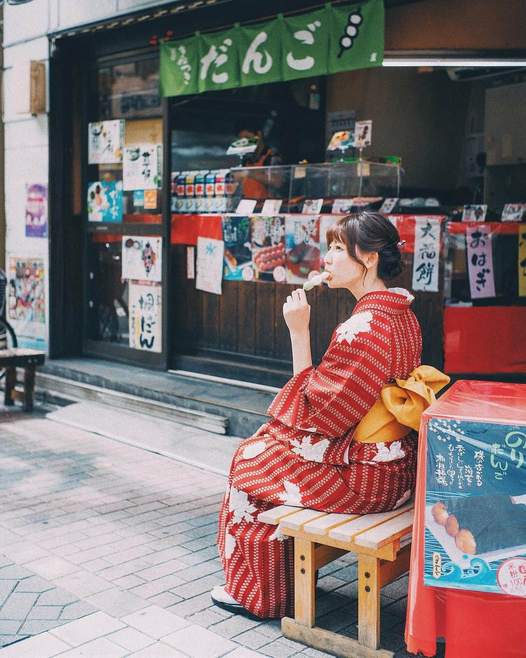 haru wagnusさんのインスタグラム写真 - (haru wagnusInstagram)「20 Cheers for Tokyo vol.4 ＃TokyoTokyo ㅤㅤㅤㅤㅤㅤㅤㅤㅤㅤㅤㅤㅤ 2020年に向けて、「東京」の魅力が詰まった写真や動画を国内外に広げるプロジェクト #20CHEERSFORTOKYO に皆さんも参加しませんか？ あなたの作品が世界に発信されるチャンス。 ㅤㅤㅤㅤㅤㅤㅤㅤㅤㅤㅤㅤ ㅤㅤㅤㅤㅤㅤㅤㅤㅤㅤㅤㅤㅤㅤㅤㅤㅤㅤㅤㅤㅤㅤㅤㅤㅤㅤ ※Vol.1~3の写真は　#20CHEERSFORTOKYO_wagnus でご覧いただけます。  今回は文化の秋ということで、Tokyoのファッションとそのカルチャーをテーマに撮影をしてきました。前回渋谷に引き続き、今回はより日本らしく浅草を、ボルゾイこと美咲ちゃん（@borzoi.m）と着物旅をしてきました👘  ㅤㅤㅤㅤㅤㅤㅤㅤㅤㅤㅤㅤㅤ I shoot under the theme of Tokyo “Fashion” & “culture” in ASAKUSA with my friend beautiful model @borzoi.m , to introduce the Tokyo “Kimono” culture it into the world.  Please check #tokyotokyooldmeetsnew  ㅤㅤㅤㅤㅤㅤㅤㅤㅤㅤㅤㅤㅤ 浅草は誰もが訪れたことのある東京を代表する和の街。スカイツリーも一望できて、たくさんの観光客や着物を着て雰囲気を楽しむ人たちで溢れています。雷門から浅草寺まで続く仲見世通りには色々なお店が立ち並び、いつもとても賑わっていて、吉備団子とかせんべいとか食べ歩きができるのも有名です。浅草寺でお参りをしたら、花やしきの方に行くと飲屋街があり、そこでお昼からお酒を愉しんだり、花やしき近くの商店街には写真を撮るのに素敵な場所が点在しています。ここ数年では、浅草でメロンパンが大人気でメロンパン屋さんにはインスタ映えするフォトスポットなどもあります（笑）  ㅤㅤㅤㅤㅤㅤㅤㅤㅤㅤㅤㅤㅤ ㅤㅤㅤㅤㅤㅤㅤㅤㅤㅤㅤㅤㅤ @tokyotokyooldmeetsnew にて「20 Cheers for Tokyo」開催中、みなさんもご参加ください。　 ㅤㅤㅤㅤㅤㅤㅤㅤㅤㅤㅤㅤㅤ 企画への参加方法 （@tokyotokyooldmeetsnew）をフォロー、公式サイトの概要を読んで、ご自身のInstagramアカウントより、下記のハッシュタグをつけて投稿ください。 投稿された作品をひとつにまとめ上げ、東京をテーマとしたオリジナルムービーを作り国内外に広げていきます。 ㅤㅤㅤㅤㅤㅤㅤㅤㅤㅤㅤㅤㅤㅤㅤㅤㅤㅤㅤㅤㅤㅤㅤㅤㅤㅤ #TokyoTokyo　#20CheersforTokyo　#TraditionalFashion #着物＃tokyotokyooldmeetsnew #浅草 #ASAKUSA #SENSOUJI #PR  #浅草寺」11月22日 20時11分 - wagnus