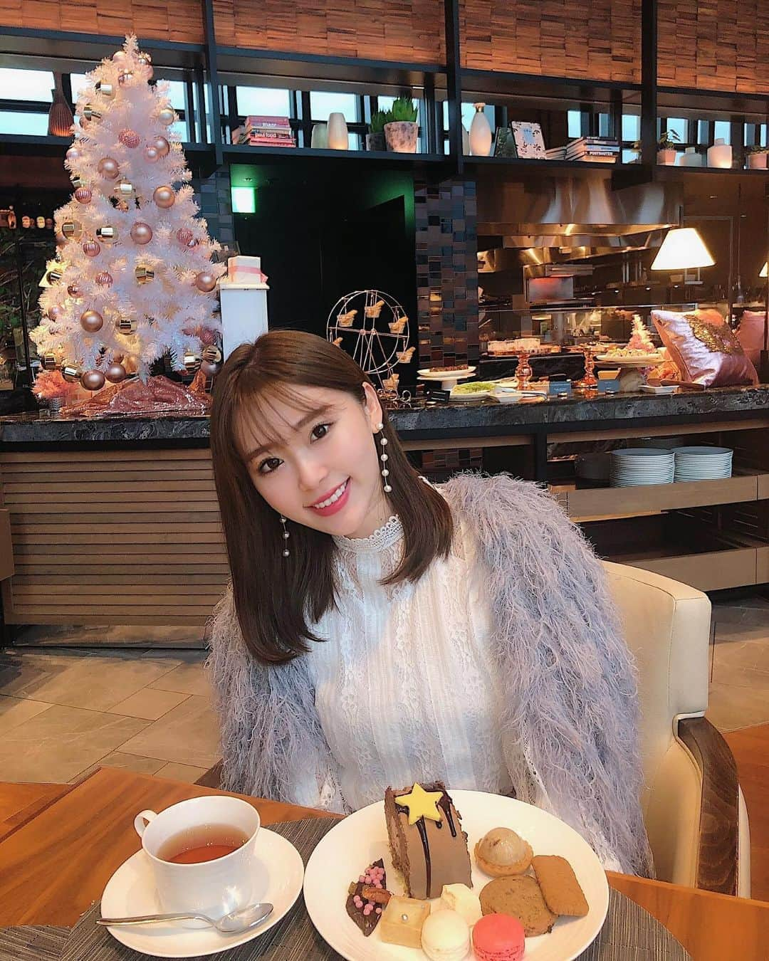 藤川沙弥さんのインスタグラム写真 - (藤川沙弥Instagram)「𓂅𓇚𓇬﻿ ﻿ @conradosaka_jp のbuffetへ𓂅*﻿ xmasの飾り付けが夢溢れてて可愛いすぎる🎄🎁🏰﻿ "ラディアント ローズゴールド ビュッフェ"🎠 ﻿ ﻿ christmasをイメージしたケーキが種類豊富‼︎﻿ 美味しくて色々食べちゃった𓃟♥﻿ 12/25までみたいです🎅🏻🍷﻿ ﻿ テーマに合わせて可愛い服にしてみた😛🌷﻿ タグ付けしてます🏷﻿ ﻿ ﻿ ﻿ ﻿ ﻿ ﻿ #コンラッド大阪　#コンラッドスイーツ﻿ #ラディアント　#ローズゴールド﻿ #ホリデースイーツビュッフェ﻿ #スイーツビュッフェ﻿ #クリスマススイーツビュッフェ　#PR」11月22日 20時13分 - s_a_y_a_p_i