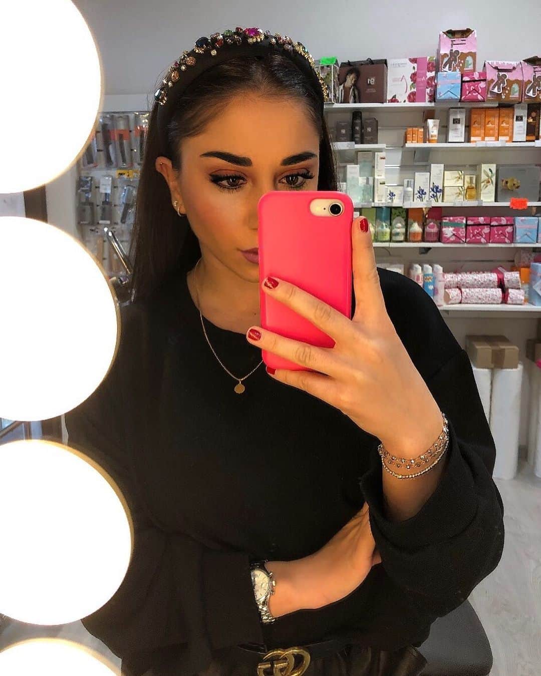 イナス・マリアーニのインスタグラム：「You may think I’m small, but I have a universe in my mind  Make-up: @babycv07 💄 📍 @beautylineacademymonza  #makeup #makeupartist #makeupoftheday #beauty」