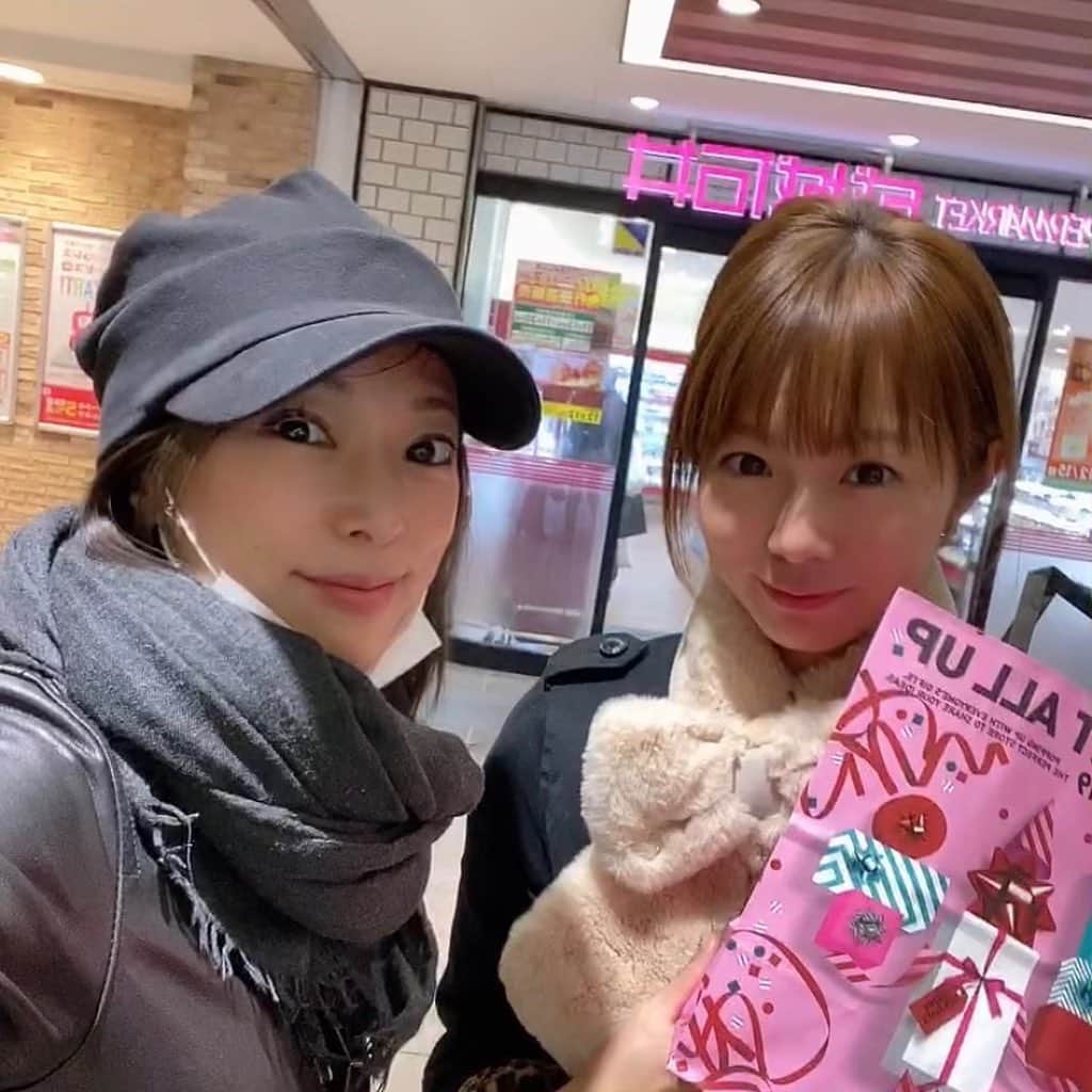 のインスタグラム：「神戸からさくらちゃんが来た🥰気付いたら出会って18年。いつ会っても制服着れるレベルの驚きの可愛さ健在なのに中身は男前な所もあって楽チンで話が尽きない🙈 2枚目の画像は確か14年位前。2人とも地味に大人になったね笑！※The second photo is 14 years ago※ I first met her 18 years ago. But she looks the same as she was 18 years ago!!! She looks very young!! #元祖姫 #奇跡の36歳 #元祖女子高生RQ #懐かしい #グラドル #加工とか無かった時代 #まだ制服いけるよ #お互い引き出し多いねw #ギャップも魅力#しっかり者の妹 #女子トーク #すっぴんにはこの帽子 #この帽子も15年位使ってるw」