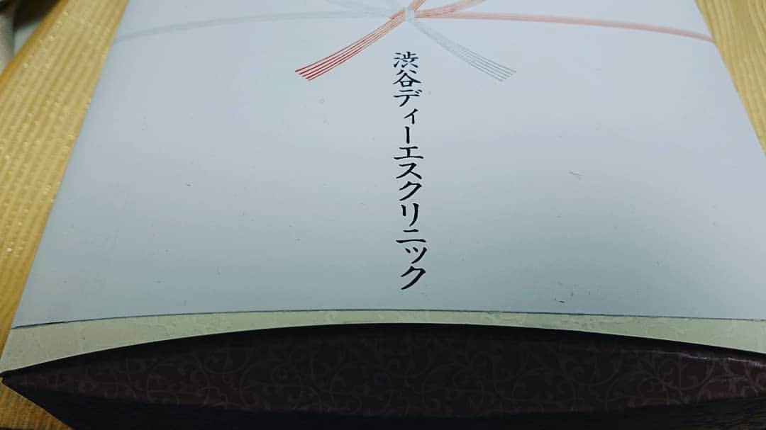 彦摩呂さんのインスタグラム写真 - (彦摩呂Instagram)「舞台に差し入れを、頂きました‼️渋谷DSクリニック様 ありがとうございます。 「痩せれば主役  太れば脇役」 (笑) カステラに、書いてました‼️素晴らしい‼️🎵 #彦摩呂#差し入れ#カステラ #渋谷DSクリニック#舞台」11月22日 20時22分 - hikomaro_honmono