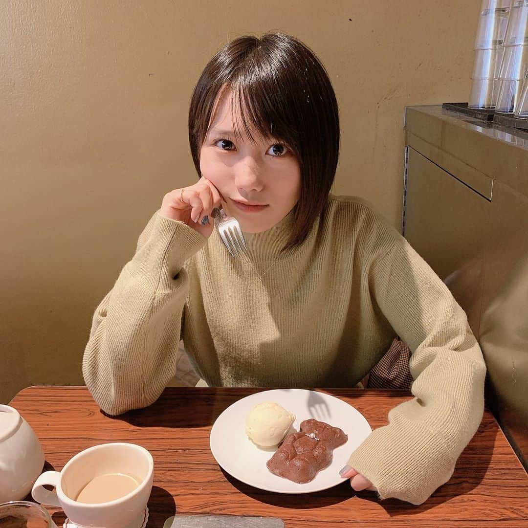 加藤里保菜さんのインスタグラム写真 - (加藤里保菜Instagram)「カフェに行きました☕️ お洋服は、萌乃ちゃん( @moeno.n_official )がYouTubeで紹介してたお洋服。GU大好き☻でも萌乃ちゃんの方がもっと好きです！やったー！  #カフェ #cafe #クマケーキ #クマケーキ🐻 #lotuscafe #gu #guコーデ #ファッション #fashion」11月22日 20時23分 - rihonyan103