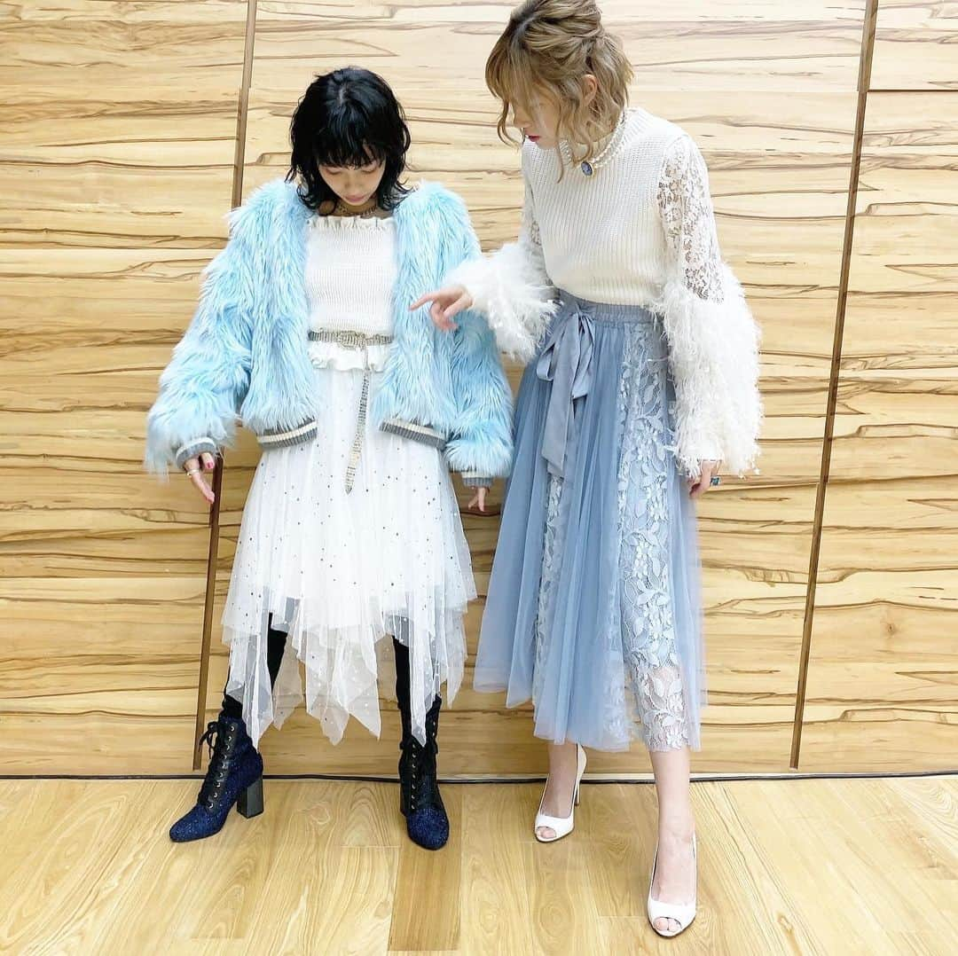 ゆきりぬさんのインスタグラム写真 - (ゆきりぬInstagram)「ジェニーちゃんと待ち時間一緒だったのでパシャリ📸 . . そして歌ってるところ。 虚空を見つめるはなおくん。」11月22日 20時23分 - yukirin_u