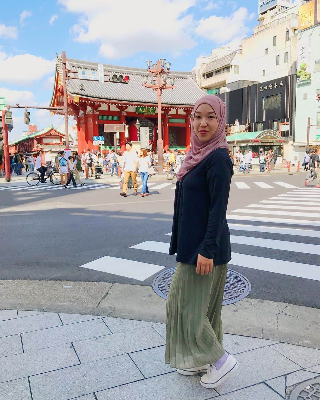 Risa Mizunoのインスタグラム：「I love to go to #Asakusa ❤️ just to feel the traditional and beautiful culture of Japan in Tokyo 🇯🇵👘🍵 Just uploaded Vlog of exploring Nakamise Street!  #japanesemuslim #japanesemuslimah #muslim #muslimah #japan #tokyo #shinjuku #japanese #muslimahtokyo #hijab #travel #japantrip #tokyotrip #traveljapan #japanlife #🇲🇾 #🇯🇵 子育てしながら週イチのアップロード、結構大変！でも楽しいです！9月に撮ったビデオがまだまだあります、、、季節感なし！😂」
