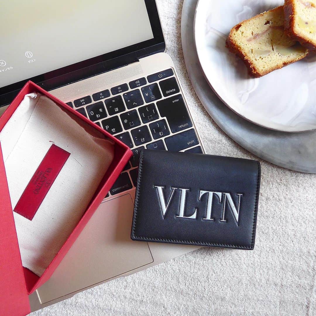 のインスタグラム：「ロゴが印象的なヴァレンティノのカードケース。こちらのシリーズは大人気なシリーズでユニセックスでお使いいただけます🖤 #fashion #fashionista #ootd #like4likes #instagood #instalike #instalove #ファッション #お洒落さんと繋がりたい #今日のコーディネート #お買い物 #戦利品 #valentino #ヴァレンティノ」
