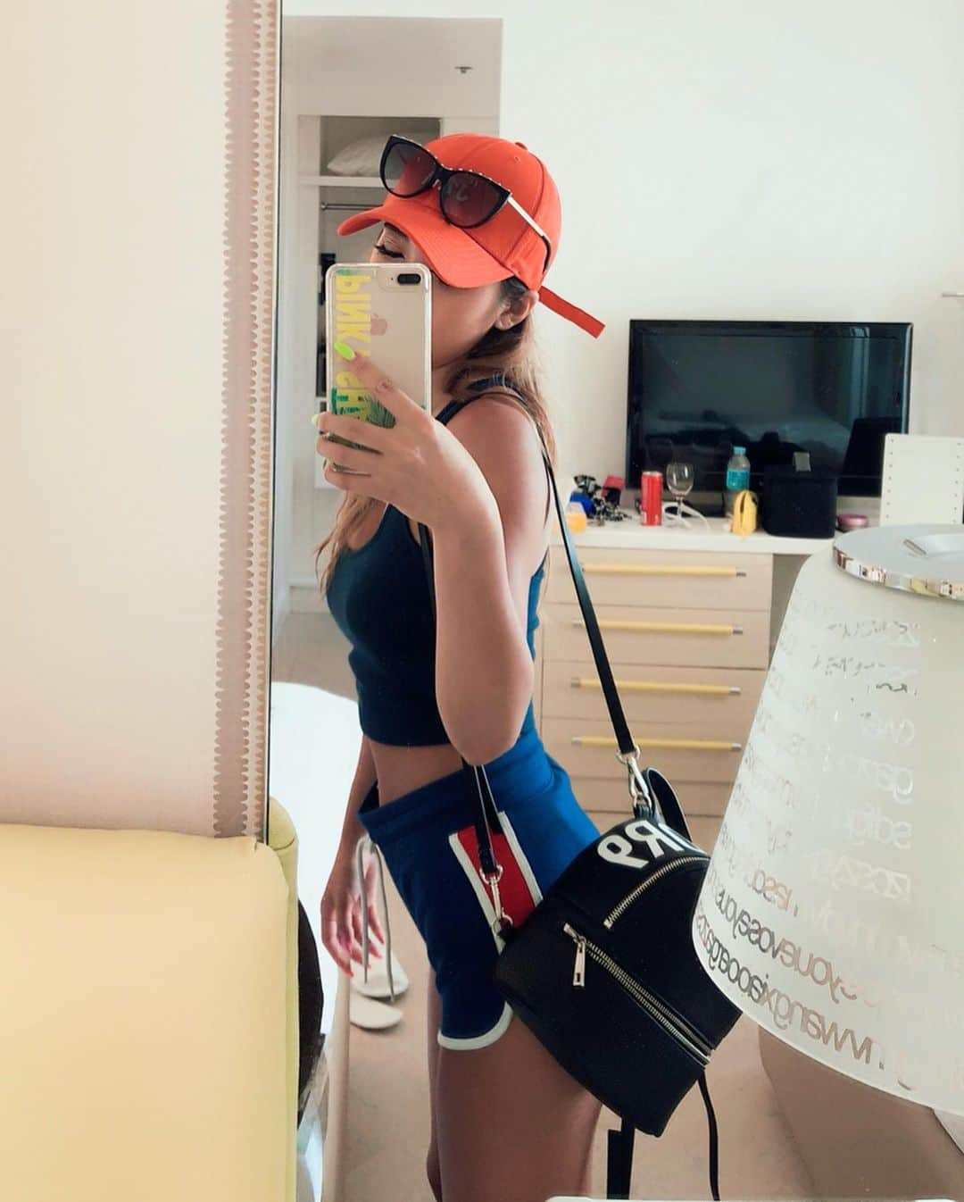 鈴木愛美さんのインスタグラム写真 - (鈴木愛美Instagram)「🧡🌴🧡🌴🧡🌴🧡🌴🧡 . 身体作り始めなきゃ。 . 油断してるとすぐお腹出てくる🙄💭 やっぱジム行った方がいいのかな...!!! . ダイエットしよーーーー。🤨👊 . . 海外ラフcode👟❤︎ . cap : @randyjamclub tops : @gydajp pants : @hm sneaker : @nike @air.jordans.kicks backpack : @mirror9official sunglasses : @louisvuitton . . . #manyacode . #Randyjam #fashion #cebu 🌴」11月22日 20時31分 - x.manya.x