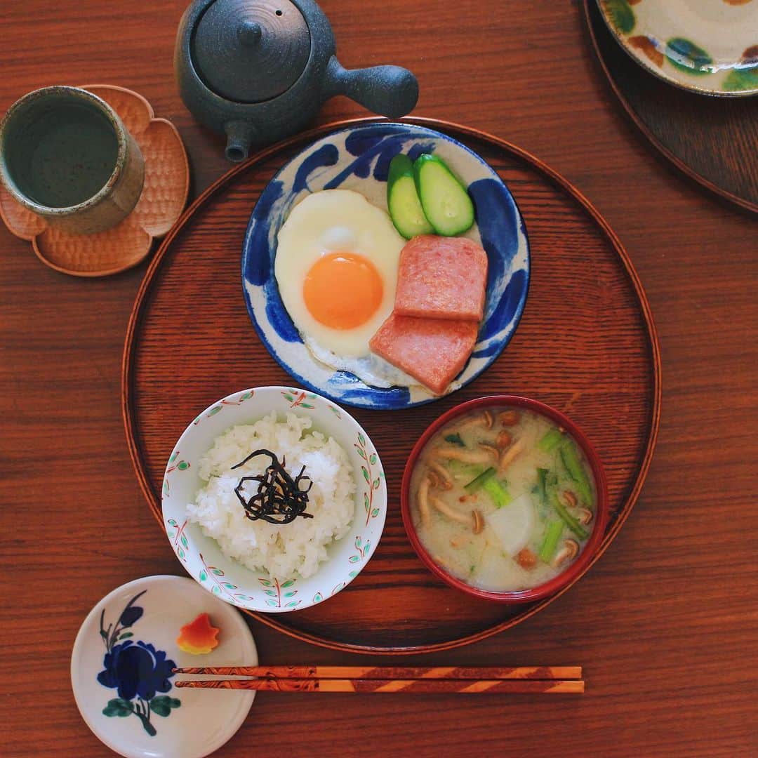 Kaori from Japanese Kitchenさんのインスタグラム写真 - (Kaori from Japanese KitchenInstagram)「冷蔵庫一掃のポークたまご定食。春菊の茎はお味噌汁に入れました。 ・ こんばんは。 アップしそびれた今日の朝ごはん。 最近朝バタついていて夜更新ばかりなので 夜の人に転向します🤣 ・ ゆーたさんからベトナム土産でいただいた ソンべ焼の豆皿を箸置きに。 ポークたまごをのせた #やちむん の器と 色といい絵付といい相性抜群。 ゆーたさんありがとう！ @yutaokashi そして先日は春菊の美味しい食べ方を たくさん教えてくださりありがとうございました。 葉はサラダにして茎はお味噌汁に入れました。 チョレギサラダが美味しすぎた… いただいた案は手書きでまとめました。 汚い字ですがスワイプしてみてください。 今日の走り書きは春菊です。 ・ 【おしながき】 #STAUB で炊いた白米 かぶと春菊となめこのお味噌汁 目玉焼きポークたまご もみじ麩🍁 ・ Hi from Tokyo! Today's Japanese Breakfast:Baked rice, miso soup, grilled spam w/ sunny side up egg. This chopsticks holder is a gift from my insta friend. He bought it in Vietnam and it goes well with my Japanese plates. Love it! Thank you dear :-) ・ 2019.11.22 Fri ・ #japanesefood #breakfast #朝ごはん #おうちごはん #早餐 #아침밥 #薬膳 #うつわ #和食器 #和食 #高塚和則 #一汁一菜 #てづくりごはん365 #自炊 #自炊女子 #japonais」11月22日 20時31分 - coco_kontasu