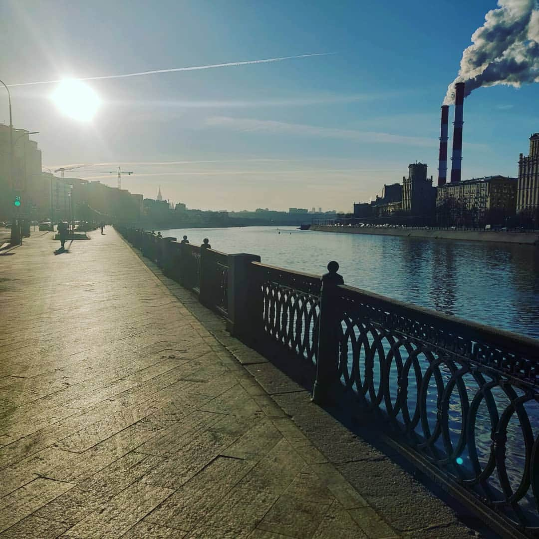 レオ・ルカ・スフォルツァさんのインスタグラム写真 - (レオ・ルカ・スフォルツァInstagram)「Little walk on my way to work for Premiere day here in moscow」11月22日 20時33分 - leolucasforza