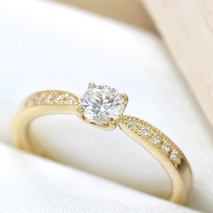 BIZOUX BRIDAL | ビズーブライダルのインスタグラム：「11月22日は、「いい夫婦の日」です。 . いつもそばにいてくれる大切な奥様、旦那様に感謝を伝えてみてはいかがでしょうか。 . . ビズー全店舗、webショップでは 12/24(火)までブライダルフェアを行なっております。 . 皆様のご来店お待ちしております。 . #いい夫婦の日」