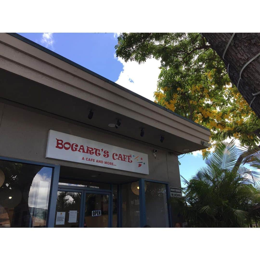 中津悠希さんのインスタグラム写真 - (中津悠希Instagram)「お散歩しながらBOGART'S CAFE🏝ここのアサイーボウルとパイナップルジュースの組み合わせが大好きすぎる😍 #hawaii #family #vacation #bogartscafe #brunch #asaibowl #waikikibeach #思い出」11月22日 20時43分 - yukinakatsu