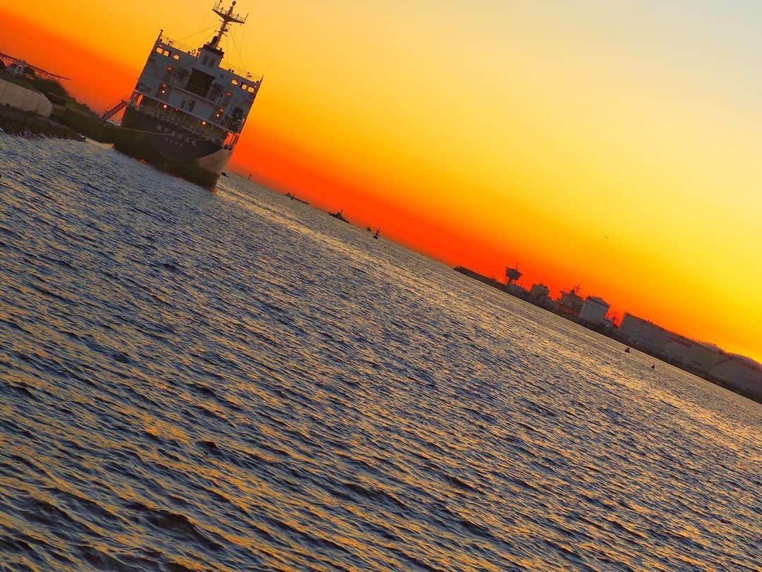 松本紗依のインスタグラム：「🚢 * 船と夕陽 * #夕陽を見ているか  #写真 #photo #夕陽 #船 #olympus  #千葉みなと #景色綺麗」
