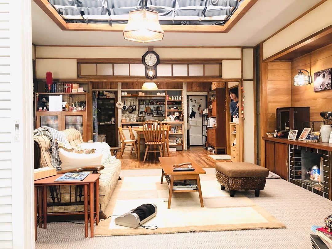 【公式】G線上のあなたと私のインスタグラム：「_ ‪『#G線上のあなたと私 』‬﻿ ‪第7話放送まで、あと4日‼️💕‬﻿ ﻿ ‪ということは…#よんまり の放送日ですね🧡😌‬﻿ ‪みことさん沙羅さん！﻿ ご結婚おめでとうございます☺️‬﻿ ﻿ ‪写真は、よんまりセットに﻿ 忍び込んだ理人くん😂‬﻿ ﻿ ‪#花巻家の皆さん不在‬﻿ #藍くんのキッチンにもお邪魔しました😎﻿ ‪#4分間のマリーゴールド‬﻿ ‪#ひょっこりひと‬﻿ ‪#中川大志　‬」
