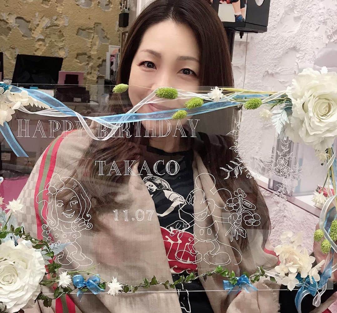 井上貴子のインスタグラム：「今日は 午前中 大塚道場でミーティング^ ^  そのあと ランチターイム🦀  そのあと東京駅でミーティング。  移動がね。  寒かったー。 つらかったー。  先日のアタシのお誕生日を サプライズで やってくれたときの クリアタイプのボード^ ^  ミニーはすきだけど ミッキーと一緒にいる ミニーは好きじゃない（笑）  という理不尽な ヤキモチをやくアタシのことを よーーーく理解してくれてる 絵心ある友が用意してくれた。  何度見てもニヤニヤしちゃう。  大掃除が終わったら 自宅に飾るんだ^ ^  そしてべにひお達は… きのうおとといと70分の お散歩をして…  今日はアタシ整体も行きたいし とーーっても寒いしーー。  お散歩サボってしまった…  なので わかりやすい感じで ふてくされ中（笑）  でもヒーターの前だし 寒いんだろ？？ 今日は中止ーーー👀  でも明日は コットンプロジェクトで 仙台行くし べにひおも連れて行くから ダイジョブ^ ^  みなさん。 風邪ひかないように お気をつけて^ ^  Happyで^ ^  #井上貴子  #LLPWX #女子プロレス #紅緒と柊音 #トイプードル #寒い #サプライズバースデー #クリアタイプのボード #東北コットンプロジェクト」
