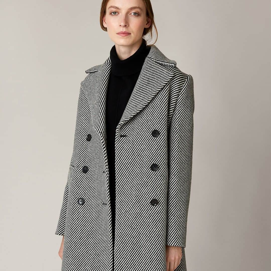 のインスタグラム：「Inspired by our 135 year heritage and vast archive, this herringbone twill coat has a nod to retro styling.  Effortlessly chic that will never go out of style.  #jaegerstyle #womens #coats」