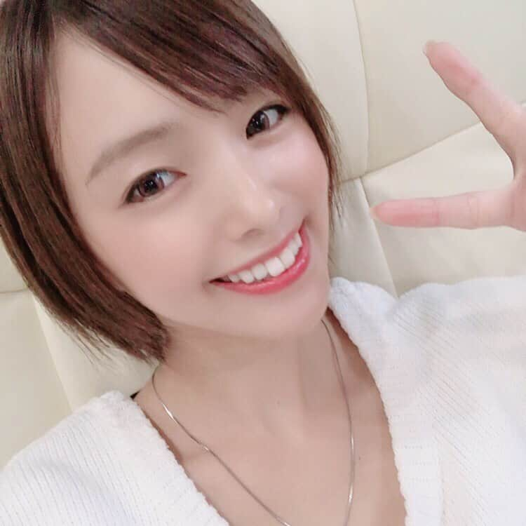 ゆうかさんのインスタグラム写真 - (ゆうかInstagram)「㊗️いつもイイね、コメントありがとうございます☺️💕﻿ ﻿ インスタ始めてからほぼ毎日投稿していて、気がついたらフォロワー3万人こえてました✨ とても嬉しかったです😌❤️﻿ ﻿ これからも、お得な情報や美容ファッションなど、楽しく投稿していけたらいいな🥰と思ってます✨﻿ ﻿ これからもよろしくお願いします💕💕﻿ ﻿ ⭐️﻿ ﻿ 実は、昨日から下の歯だけ歯科矯正を始めたよ😊透明だし笑ってもあまりわからないよね？❤️﻿ ﻿ マウスピースの方も興味あったんだけど、取り外しがめんどくさかったのとやっぱり結果出るのに時間がかかるということだったので、器具つけちゃいました😆💕﻿ ﻿ これから歯並びもとっても綺麗になると思うので楽しみです😌❤️﻿ ﻿ 歯科矯正は高いイメージがあるかもだけど、﻿ 無料のコンシェルジュサービスを通すだけで、10%オフとかカナリお得になるんだよ🥰﻿ ﻿ 他にも、脱毛やアートメイクやリフトアップなどもお得に受けられるので、美容に関することは @concierge_charme にこんなのありませんか？﻿ ﻿ どのくらいのお値段でできますか？﻿ など聞いてみてくださいね！﻿ ﻿ その時、割引したい方はゆうかの紹介って言ってもらうのが必須となってます☺️💕﻿ ﻿ お得だから、ぜひ利用してみてね❤️✨﻿ ﻿ #美容大好き #美容 #インスタグラマー #ママ #アラサー #ニットコーデ #ママコーディネート #カラコン #メイク #美容好きと繋がりたい #美容好き #お得情報 #歯科矯正 #矯正 #ジルコニアセラミック #ホワイトニング #美容外科 #リフトアップ #脱毛 #メンズ脱毛 #コンシェルジュ #ボトックス #オシャレさんと繋がりたい」11月22日 21時01分 - yuuka_japan