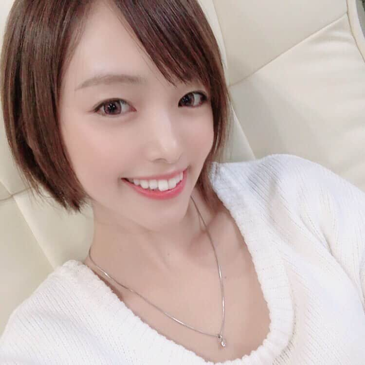 ゆうかさんのインスタグラム写真 - (ゆうかInstagram)「㊗️いつもイイね、コメントありがとうございます☺️💕﻿ ﻿ インスタ始めてからほぼ毎日投稿していて、気がついたらフォロワー3万人こえてました✨ とても嬉しかったです😌❤️﻿ ﻿ これからも、お得な情報や美容ファッションなど、楽しく投稿していけたらいいな🥰と思ってます✨﻿ ﻿ これからもよろしくお願いします💕💕﻿ ﻿ ⭐️﻿ ﻿ 実は、昨日から下の歯だけ歯科矯正を始めたよ😊透明だし笑ってもあまりわからないよね？❤️﻿ ﻿ マウスピースの方も興味あったんだけど、取り外しがめんどくさかったのとやっぱり結果出るのに時間がかかるということだったので、器具つけちゃいました😆💕﻿ ﻿ これから歯並びもとっても綺麗になると思うので楽しみです😌❤️﻿ ﻿ 歯科矯正は高いイメージがあるかもだけど、﻿ 無料のコンシェルジュサービスを通すだけで、10%オフとかカナリお得になるんだよ🥰﻿ ﻿ 他にも、脱毛やアートメイクやリフトアップなどもお得に受けられるので、美容に関することは @concierge_charme にこんなのありませんか？﻿ ﻿ どのくらいのお値段でできますか？﻿ など聞いてみてくださいね！﻿ ﻿ その時、割引したい方はゆうかの紹介って言ってもらうのが必須となってます☺️💕﻿ ﻿ お得だから、ぜひ利用してみてね❤️✨﻿ ﻿ #美容大好き #美容 #インスタグラマー #ママ #アラサー #ニットコーデ #ママコーディネート #カラコン #メイク #美容好きと繋がりたい #美容好き #お得情報 #歯科矯正 #矯正 #ジルコニアセラミック #ホワイトニング #美容外科 #リフトアップ #脱毛 #メンズ脱毛 #コンシェルジュ #ボトックス #オシャレさんと繋がりたい」11月22日 21時01分 - yuuka_japan