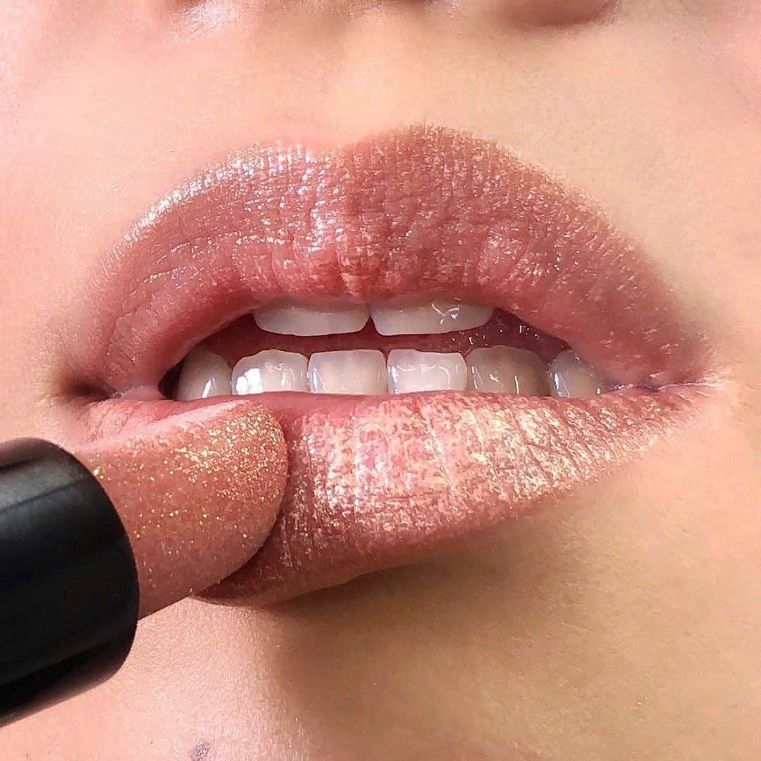 ボビイブラウンさんのインスタグラム写真 - (ボビイブラウンInstagram)「"MUST HAVE FOR THE HOLIDAYS!!! ⭐️⭐️⭐️⭐️⭐️ I usually only wear lip gloss but I LOVE this lipstick! It's hydrating and not gritty like some lipsticks with shimmer. It looks great over lip moisturizer or over lip liner depending on what effect you want. It's very versatile and is perfect for the holidays! I highly recommend! - Jgrod77 from Mississippi about our Luxe Jewel Lipstick, pictured here in Rose Quartz  Pc: @bbpro_jp_saki  #bobbibrown #luxelip #glitterlip #bobbibrownartist #nudeglitter #rosyglitter #rosyglow #metalliclipstick」11月22日 21時00分 - bobbibrown