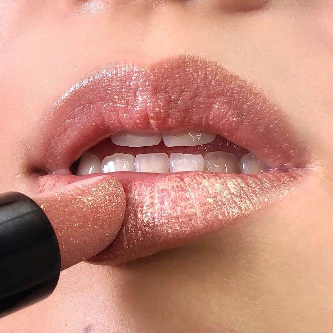 のインスタグラム：「"MUST HAVE FOR THE HOLIDAYS!!! ⭐️⭐️⭐️⭐️⭐️ I usually only wear lip gloss but I LOVE this lipstick! It's hydrating and not gritty like some lipsticks with shimmer. It looks great over lip moisturizer or over lip liner depending on what effect you want. It's very versatile and is perfect for the holidays! I highly recommend! - Jgrod77 from Mississippi about our Luxe Jewel Lipstick, pictured here in Rose Quartz  Pc: @bbpro_jp_saki  #bobbibrown #luxelip #glitterlip #bobbibrownartist #nudeglitter #rosyglitter #rosyglow #metalliclipstick」