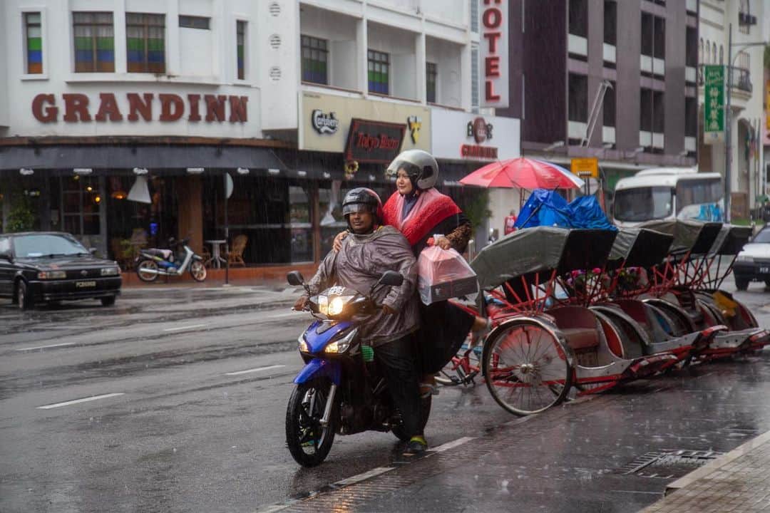Shunsuke Miyatakeのインスタグラム：「Shopping in the rain.」