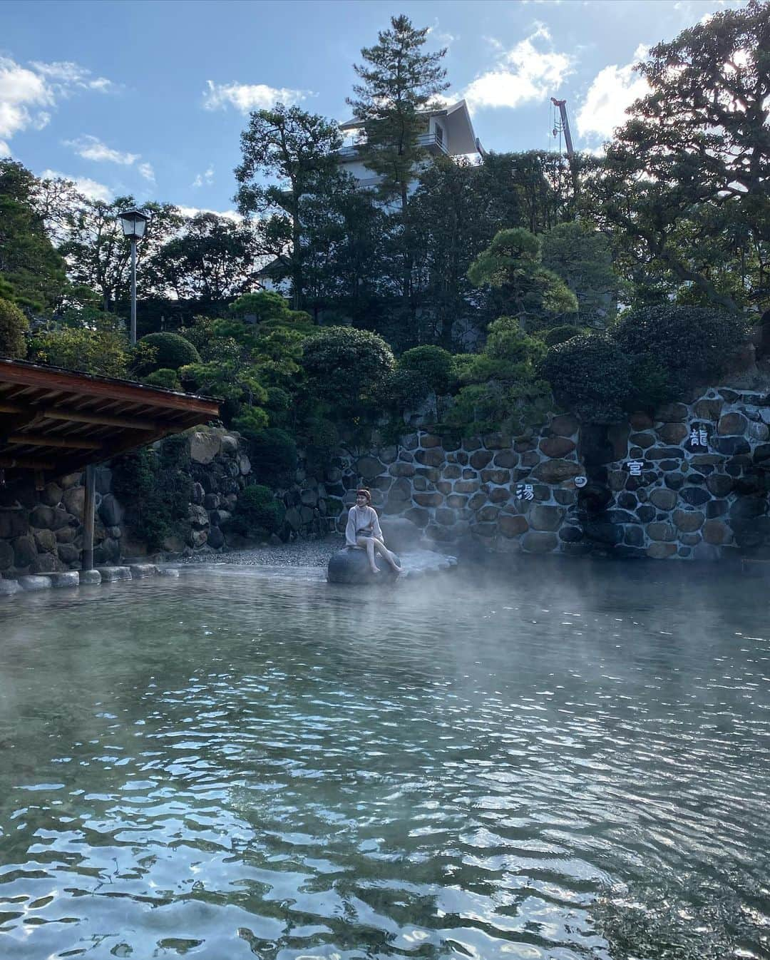 柴田紗希さんのインスタグラム写真 - (柴田紗希Instagram)「玉造温泉写真館〜♨️ 玉造温泉の大ファンです！毎日入りたい！ こんなに1日で肌の違いが分かる温泉は初めてです本当にすごい . ○玉造温泉には熱い足湯があります。(今の時期最高) ○玉造温泉には日本一大きな露天風呂があります。(長楽園) ○玉造温泉には最強な天然化粧水がただでございます。(6本くみました) ○玉造温泉は勾玉が至る場所にあります。(パワーたくさん) . 写真たちの簡単な説明でした☺️😊 あああ、1日中いれる。 玉造温泉は女子旅にすんごくおすすめだなぁ♡ いつかみんなで玉造温泉旅でもしますかね♡ . #ただいま島根 #玉造温泉 #島根 #松江　#しば旅 #美肌女子 #美肌」11月22日 21時07分 - shibasaaki