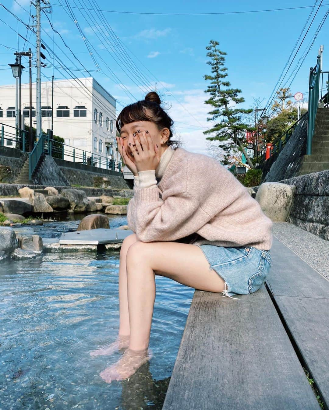 柴田紗希さんのインスタグラム写真 - (柴田紗希Instagram)「玉造温泉写真館〜♨️ 玉造温泉の大ファンです！毎日入りたい！ こんなに1日で肌の違いが分かる温泉は初めてです本当にすごい . ○玉造温泉には熱い足湯があります。(今の時期最高) ○玉造温泉には日本一大きな露天風呂があります。(長楽園) ○玉造温泉には最強な天然化粧水がただでございます。(6本くみました) ○玉造温泉は勾玉が至る場所にあります。(パワーたくさん) . 写真たちの簡単な説明でした☺️😊 あああ、1日中いれる。 玉造温泉は女子旅にすんごくおすすめだなぁ♡ いつかみんなで玉造温泉旅でもしますかね♡ . #ただいま島根 #玉造温泉 #島根 #松江　#しば旅 #美肌女子 #美肌」11月22日 21時07分 - shibasaaki