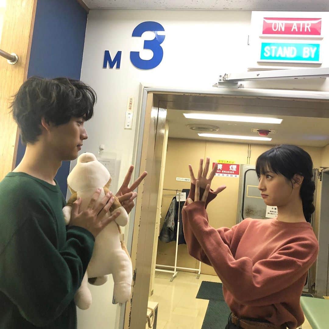 4分間のマリーゴールド【公式】のインスタグラム：「#沙羅✍️ みこととシロのお友だちと一緒に🐾 #いい夫婦の日 に私たちの婚約パーティーを お届けできるなんて嬉しいな💕 自分が主役になるって恥ずかしいけど、 みなさんに祝福してもらえるのはやっぱり嬉しい😊✨ このままずっと幸せが続きますよーにっ❣️ * #いい夫婦花巻家🏠 #4分間のマリーゴールド #よんまり #今夜10時からは第7話 #あと1時間 #福士蒼汰 #菜々緒 #tbs」
