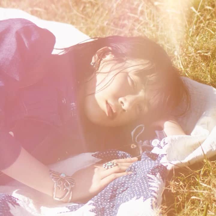 のインスタグラム：「11月の#girlofthemonth は#のん 🤠 果てしなく広がる空の下、無垢な魅力溢れる女優、のんが日に日に高まる「サステイナブル」なスピリットを体現。履き慣れたウェスターンブーツをお守りに、強くしなやかなネイチャーガールがまだ見ぬ自由の大地を目指す🍄  MODEL: @non_kamo_ne  PHOTO: @mitsuo_okamoto  VIDEO: HIDEAKI SAKURAI  STYLING: @chikako_tanifuji  MAKE-UP: SHIE KANNNO @ KURARA SYSTEM HAIR: @miho_emo_  VIDEO EDIT: @keita_kawa1107」