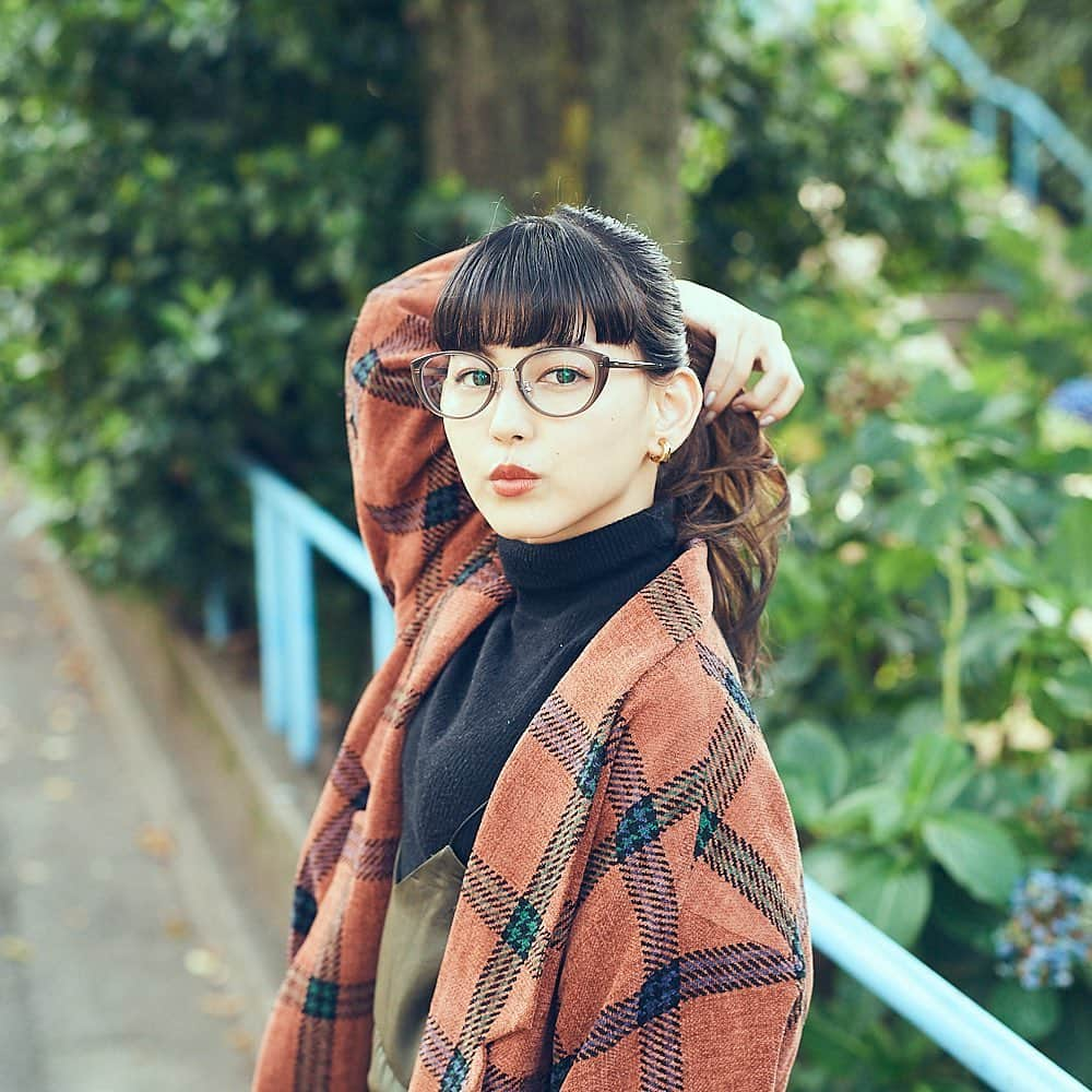 Zoff Officialさんのインスタグラム写真 - (Zoff OfficialInstagram)「Zoff CLASSIC Girls Collection / ZO191012_12A1 Model @yurippa93 ジャケットとハイネックセーターのキチンとコーデも、肌馴染みの良いフォックスシェイプのフレームではずして。 #Zoff #FASHION #eyewearstyle #メガネ #Zoffコーデ #ゾフガルコレ #ゆりっぱ」11月22日 21時09分 - zoff_eyewear