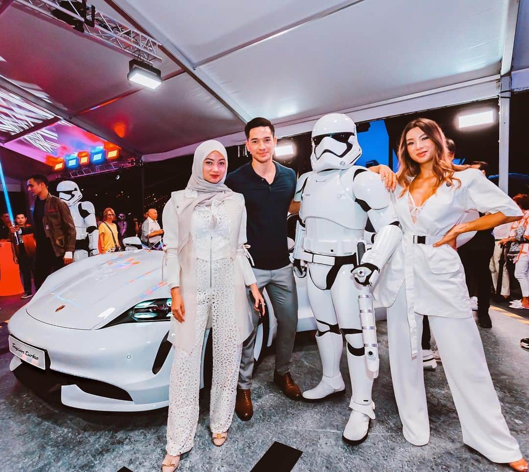 Jennifer Bachdimさんのインスタグラム写真 - (Jennifer BachdimInstagram)「What an honor to be able to see the new PORSCHE TAYCAN, the first electric car of Porsche! @porsche X @starwars is truly a match made in heaven! . . Feeling grateful to be one of the chosen ones to join the unforgettable @porsche event yesterday! Especially because I grew up just 40km away from Stuttgart!! Vielen Dank @porsche.indonesia for having me, it’s been fantastic!! . . #Porsche #MaythePorschebewithyou  #PorschexStarWars #TAYCAN #electriccar #safetheinvironment」11月22日 21時19分 - jenniferbachdim