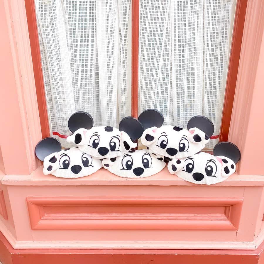 Kanaさんのインスタグラム写真 - (KanaInstagram)「ㅤ ㅤ みてーーーっ🥰❤️❤️❤️ めちゃくちゃかわいい ダルメシアンイヤハ！ ついに販売された、、、！？🐶🐾❤️ ㅤ ㅤ 、、、と思うでしょ？ なんとこれ公式グッズじゃなくて ぽんみ( @___peterpanda_honey_ )が あやかなめぐやぎぽんの5人分 作ってくれたんだよ天才すぎる、市販レベル😭🙏🏻💗 ㅤㅤㅤㅤ めちゃくちゃ可愛くて しかもみんなで被れて ほんっとに嬉しかった🥺💕💕 ㅤ ㅤㅤㅤㅤ すんごいお気に入りで お部屋に飾ってある💭💘 ㅤ ㅤ ㅤ ㅤ ありがとぽんみ😊💖 ㅤ ㅤㅤㅤㅤ ㅤ ㅤ ㅤ ㅤ ㅤ ㅤ #あやかなめぐやぎぽん ㅤㅤ #kana_disney #kana_disneybound ㅤ ㅤ #東京ディズニーランド #東京ディズニーリゾート #イヤーハット #イヤハ #ハンドメイド #101匹わんちゃん #ワールドバザール #tokyodisneyland #tdl #tokyodisneyresort #tdr #earhat #101dalmatians」11月22日 21時16分 - kalnnas2
