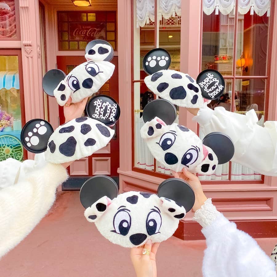 Kanaさんのインスタグラム写真 - (KanaInstagram)「ㅤ ㅤ みてーーーっ🥰❤️❤️❤️ めちゃくちゃかわいい ダルメシアンイヤハ！ ついに販売された、、、！？🐶🐾❤️ ㅤ ㅤ 、、、と思うでしょ？ なんとこれ公式グッズじゃなくて ぽんみ( @___peterpanda_honey_ )が あやかなめぐやぎぽんの5人分 作ってくれたんだよ天才すぎる、市販レベル😭🙏🏻💗 ㅤㅤㅤㅤ めちゃくちゃ可愛くて しかもみんなで被れて ほんっとに嬉しかった🥺💕💕 ㅤ ㅤㅤㅤㅤ すんごいお気に入りで お部屋に飾ってある💭💘 ㅤ ㅤ ㅤ ㅤ ありがとぽんみ😊💖 ㅤ ㅤㅤㅤㅤ ㅤ ㅤ ㅤ ㅤ ㅤ ㅤ #あやかなめぐやぎぽん ㅤㅤ #kana_disney #kana_disneybound ㅤ ㅤ #東京ディズニーランド #東京ディズニーリゾート #イヤーハット #イヤハ #ハンドメイド #101匹わんちゃん #ワールドバザール #tokyodisneyland #tdl #tokyodisneyresort #tdr #earhat #101dalmatians」11月22日 21時16分 - kalnnas2