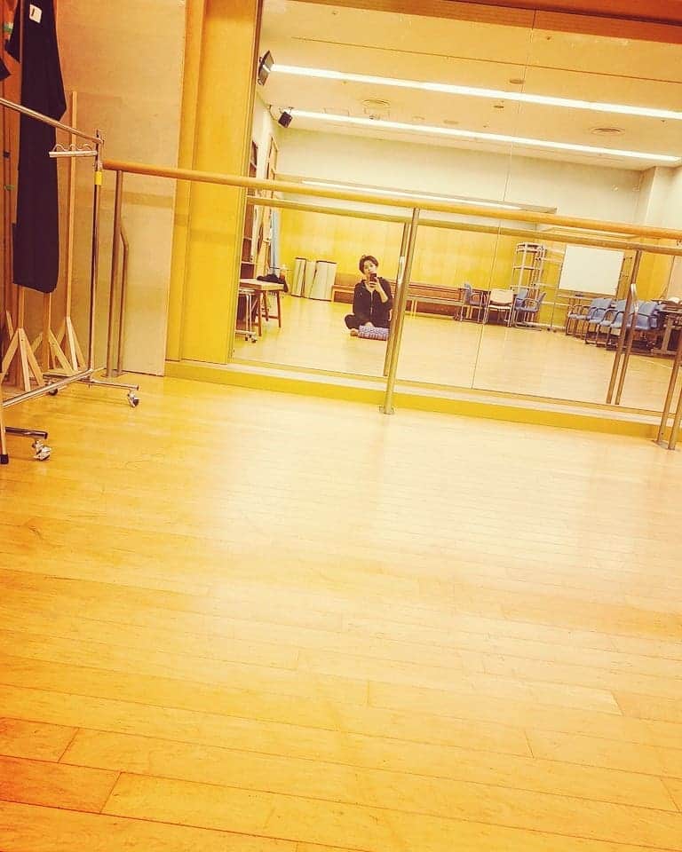 篠田光亮さんのインスタグラム写真 - (篠田光亮Instagram)「現在、東京は明治座で舞台【ふるあめりかに袖はぬらさじ】の公演中です。  毎朝劇場のリハーサル室で声と体を起こすためにアップしています。  残り５日間、頑張ります！  #ふるあめりかに袖はぬらさじ」11月22日 21時28分 - mitsuyoshi_shinoda_official