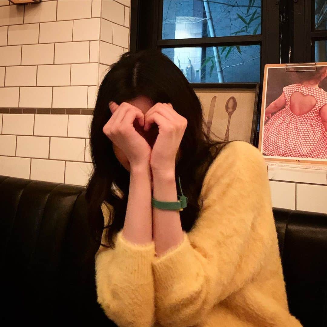 リジ のインスタグラム：「💜💛💜💛💜 사실 손목에는 팔찌가 아니라 구두 발목 스트랩이에요💚」