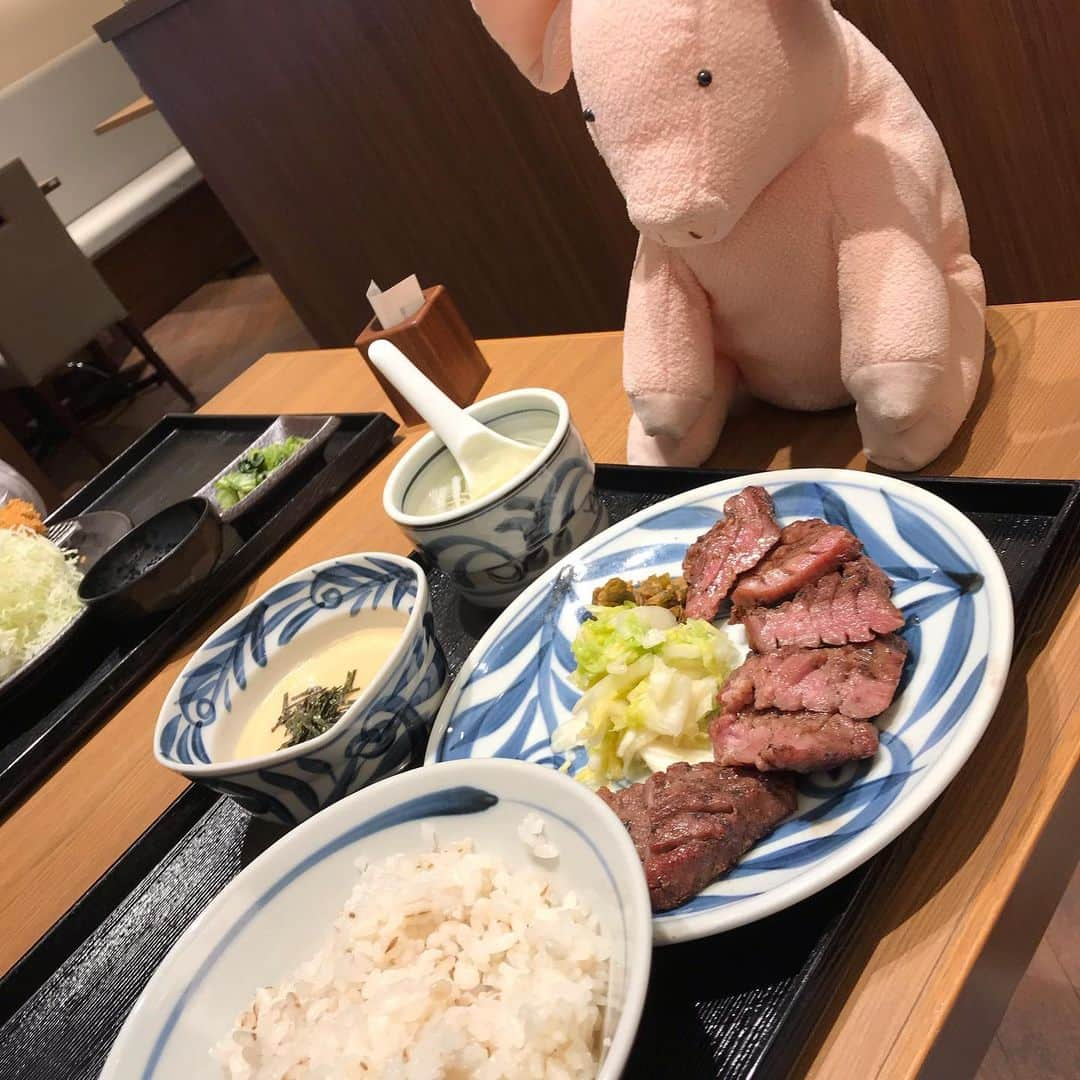 矢崎存美さんのインスタグラム写真 - (矢崎存美Instagram)「お昼は牛たん定食。 #ぶたぶた #山崎ぶたぶた #矢崎存美 #牛たん #牛たん定食 #ランチ」11月22日 21時23分 - yazakiarimi