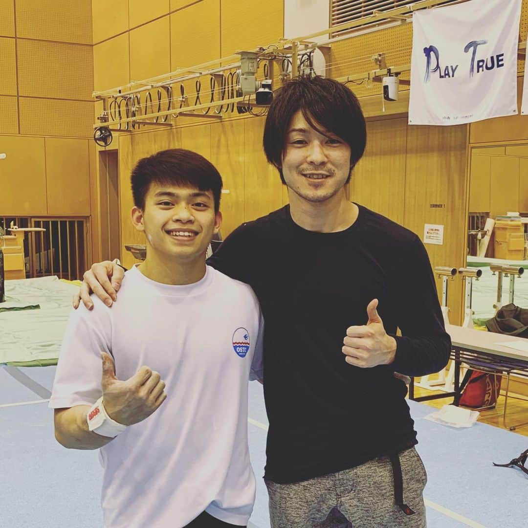 内村航平のインスタグラム：「やっと会えたー！ 世界選手権床チャンピオンと東京五輪出場を決めたフィリピン代表のカロイことカルロス・ユーロ君です！ 日本人コーチの釘宮さんと二人三脚で頑張ってます！ 1人で言葉もわからない日本に来てなかなか上手くいかなかった時期もあるのを知っていて、自分も高校から上京してきてどこかリンクする部分があったので頑張ってほしいなぁと思ってたので今回の結果は自分のことのように嬉しかったです！ ですので東京五輪は日本選手はもちろんですが、カロイのことも日本選手並みに応援してほしいと思ってます！ #2019#2011#floor#worldchampion #tokyo#2020 #カロイ#カルロスユーロ」