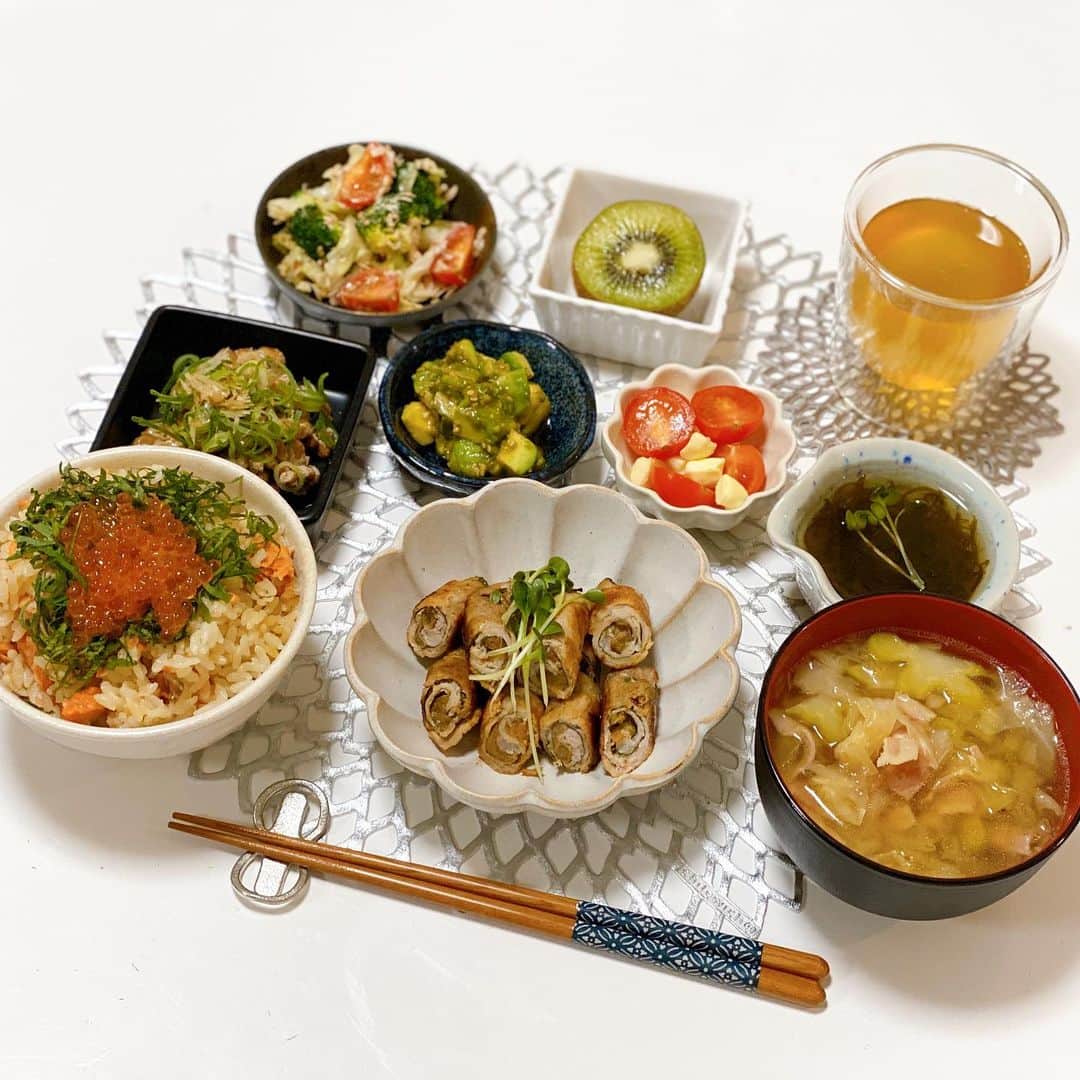 姫野れみのインスタグラム：「#石毛家の食卓 👨🏿‍🍳♡ 今日の静岡は一段と寒く、雨も降っていたので 買い出しには行かず😂冷蔵庫にあったもので🤔💭 こういう日もあります...いやよくあります😂笑 お肉、お魚、いくらは冷凍していたものです♩♩  🐷#豚肉の梅しそ巻き 🍚#鮭いくらの炊き込みご飯 🥗#ブロッコリーとキャベツとトマトのツナサラダ 🍲#ベーコンキャベツブロッコリーの芯のスープ 🥑#アボカド和え 🌊#もずく酢 🥚#納豆 🍅#カプレーゼ 🥝#キウイ  #アスリートフードマイスター #料理 #和食 #夕食 #アスリート飯 #夕飯 #夜ご飯 #晩ごはん #夜ご飯 #夕ごはん #夜ごはん #和食ごはん #手作り料理 #手作りごはん #おうちごはん #レシピ #dinner #food #cooking」