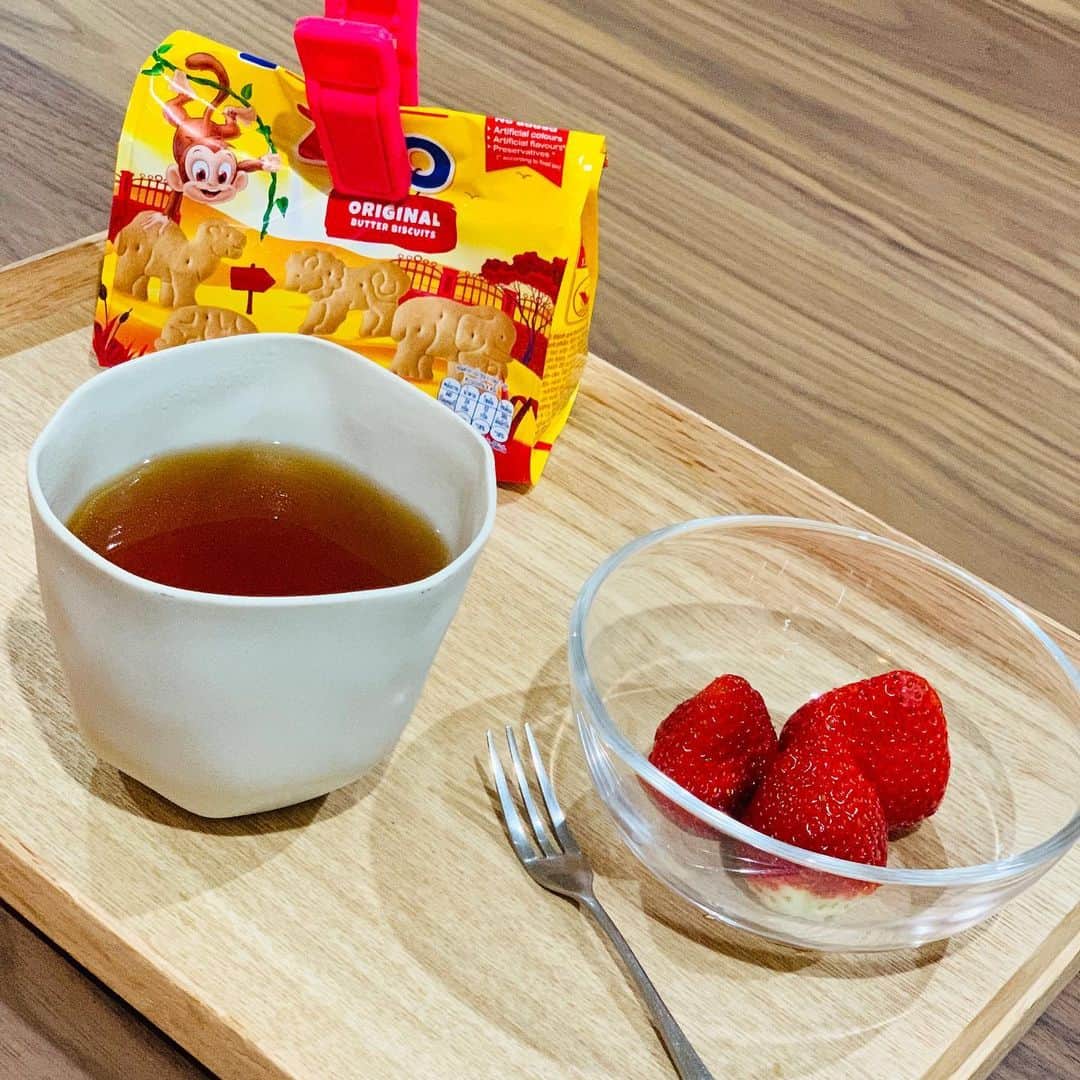 亀恭子のインスタグラム：「ほっこりめな夜のおやつ。 やっとひと息♪ . . . 今日の午後は、 コーディネート組み 58体 . . 一度に組むには久しぶりの体数の多さで、なかなかシビれました。 でも達成感もたっぷりです。 . . . . そして… ベビーシャワーの記事に、 たくさんのコメントをありがとうございます❤︎ ひとつずつゆっくりじっくり読ませて頂いてます。 . . 息子もお兄ちゃんになるのが楽しみのようで、 たまにお腹に話しかけてきます^ ^ . 体力つけなきゃだ。 . . #friday #afterwork #teatime #つぶやき」