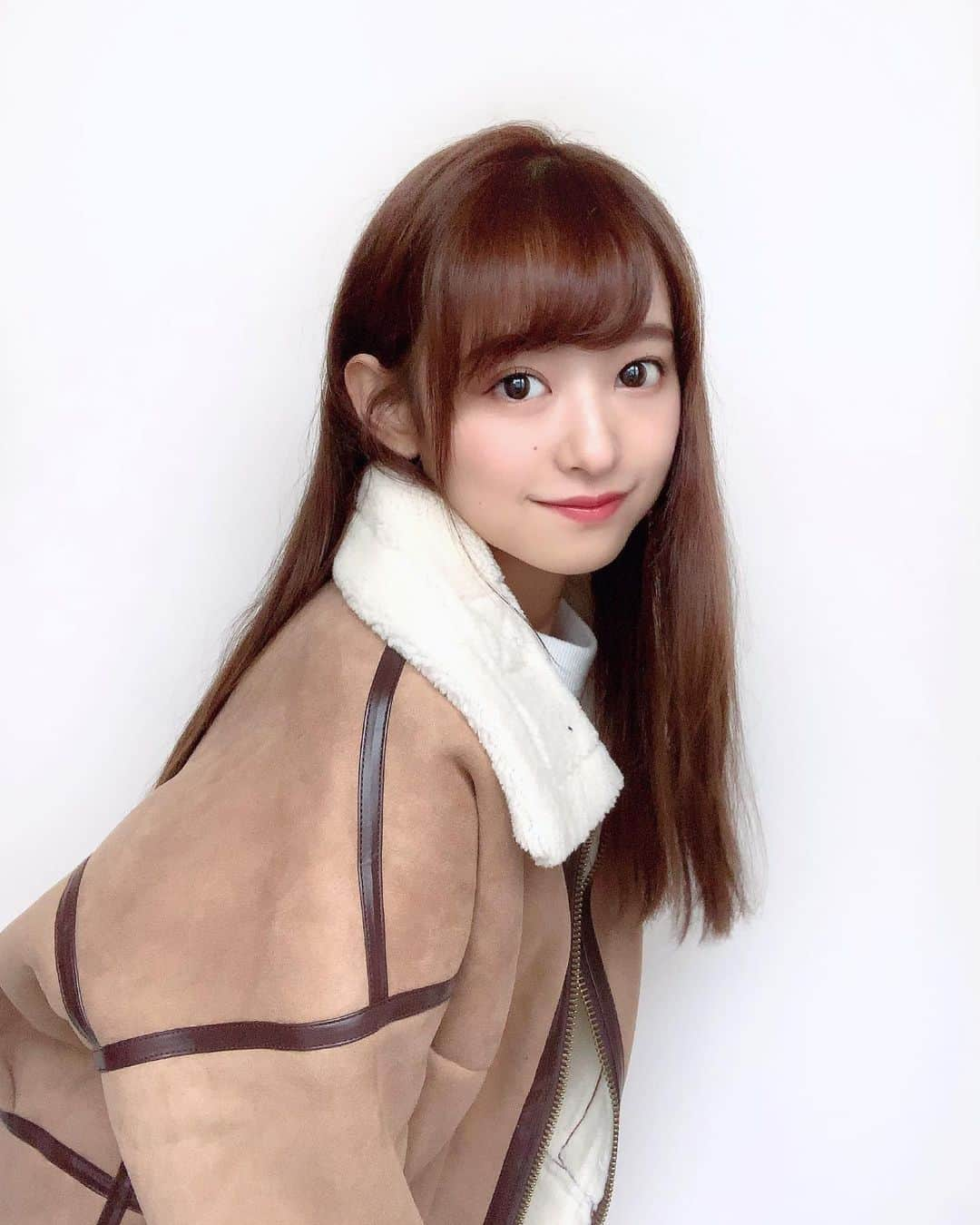 立花玲奈のインスタグラム：「. . 今日は、一目惚れで買ったアウターを着ました🧥また全身コーデ載せようかな〜 . にしても今日は寒かったもう冬だ〜⛄️ . . #アウター #コート #ファッション #ラテ #髪型 #ヘアスタイル #ヘアアレンジ #ゆるふわパーマ #ロングヘア #カラー #salon #haircolor #hairstyle #fashion #ootd #コーデ #メイク #今日のメイク #立花玲奈 #avex #옷스타그램 #오오티디 #데일리록 #코디 #팔로우 #玲奈コーデ」