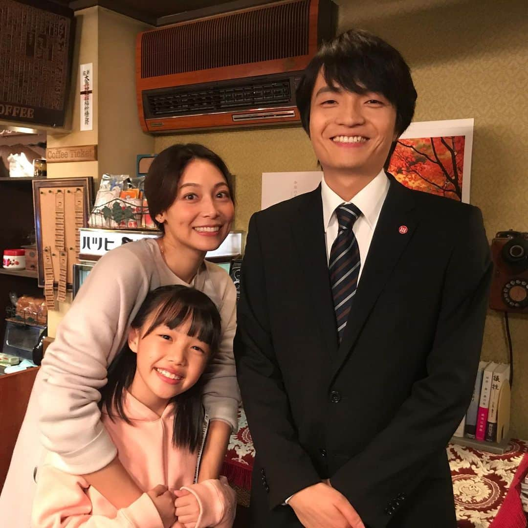 日本テレビ「同期のサクラ」さんのインスタグラム写真 - (日本テレビ「同期のサクラ」Instagram)「swipeしてね👉👉👉 🌸#同期のサクラ 第7話🌸 😍😍😍 衝撃の3ショットでしたね📸 お幸せに♡ #はじめての記念写真 #同期イチの恋愛マスター #蓮太郎 #馴れ初めは #サイドストーリー配信中(@hulu_japan) #相武紗季 #岡山天音 #粟野咲莉 #事件はリクエストで起きている #リクエストのミタ #天音くん #はじめてウィンクしてくれた #天音きゅん #なんかほのぼの☺️☺️☺️」11月22日 21時45分 - douki_sakura