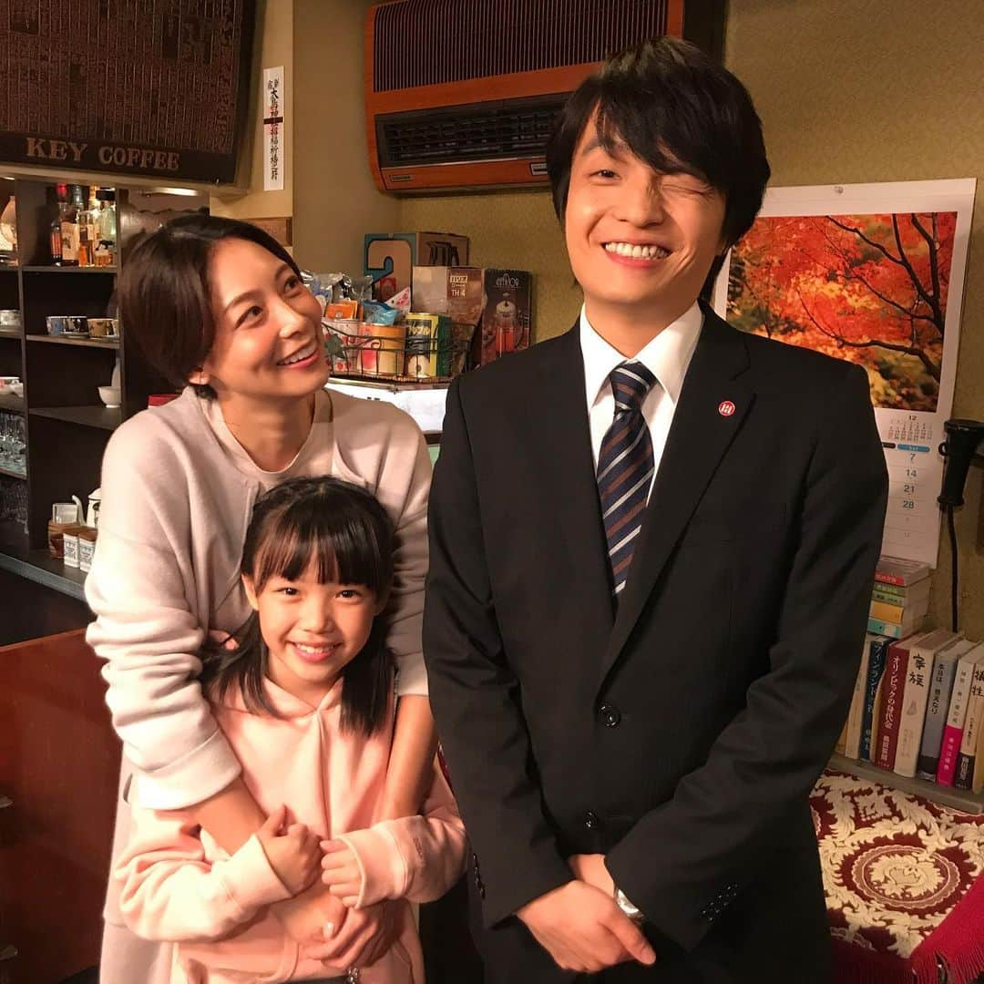 日本テレビ「同期のサクラ」さんのインスタグラム写真 - (日本テレビ「同期のサクラ」Instagram)「swipeしてね👉👉👉 🌸#同期のサクラ 第7話🌸 😍😍😍 衝撃の3ショットでしたね📸 お幸せに♡ #はじめての記念写真 #同期イチの恋愛マスター #蓮太郎 #馴れ初めは #サイドストーリー配信中(@hulu_japan) #相武紗季 #岡山天音 #粟野咲莉 #事件はリクエストで起きている #リクエストのミタ #天音くん #はじめてウィンクしてくれた #天音きゅん #なんかほのぼの☺️☺️☺️」11月22日 21時45分 - douki_sakura