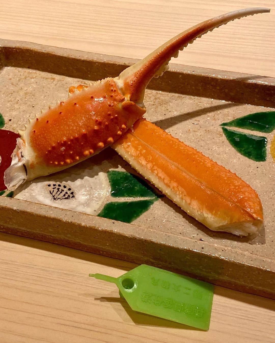 秋山具義さんのインスタグラム写真 - (秋山具義Instagram)「世界で一番好きな料理店を聞かれたら、迷わず『新ばし 星野』と言うのですが、季節の素晴らしさもあるとは思うのですが、今日は本当に本当に、美味しかった！！！﻿ 蟹(特に雄)も、スッポンも凄かったのですが、鯛のお造りが食べたことないほど、美味しかったな〜！﻿ ﻿ 白カブの白味噌仕立て﻿ 鯛の飯蒸し﻿ 唐墨大根 バチコ 銀杏 百合根チップ 京菊菜﻿ 鱈の白子﻿ 香箱蟹﻿ 松葉蟹雄 蟹味噌﻿ 根芋の吉野煮﻿ 海老芋の唐揚げ﻿ 明石の鯛のお造り﻿ 鼈 まる鍋﻿ 笹カレイ一夜干し﻿ グジの蕪蒸し﻿ ご飯 牛しぐれ煮 じゃこ 白菜漬物﻿ 自家製梅干しとじゃこのお茶漬け﻿ わらび餅﻿ ﻿ #新ばし星野 #京味出身 #具義割烹2019﻿」11月22日 21時42分 - gugitter