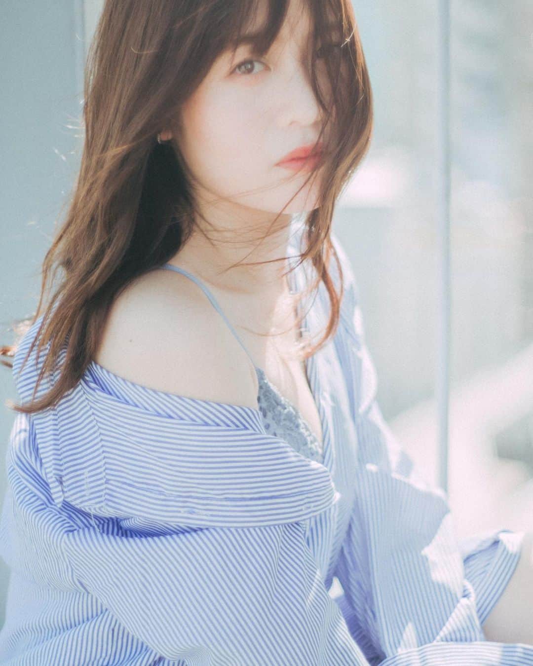 弘松菜摘のインスタグラム：「. .  大好きで大ファンの﻿ はなさん（@kie0087）の個展が﻿ 今日から24日まで開催してます🥺💓﻿ ﻿ ﻿ いつも女の子の可愛さや儚さを﻿ 最大限惹き出してくれる﻿ はなさんの写真には﻿ 一枚一枚、愛がこもってます。﻿ ﻿ 私もたくさんお世話になっていますが﻿ 何よりはなさんの写真が大好きで﻿ 大ファン！！！﻿ ﻿ なのでお邪魔するのが今から楽しみです🥺✨﻿ ﻿ ﻿ 皆様もぜひ🥺💓﻿ ﻿ ﻿ #oneday_exh﻿ #儚くて何処か愛おしい様な」