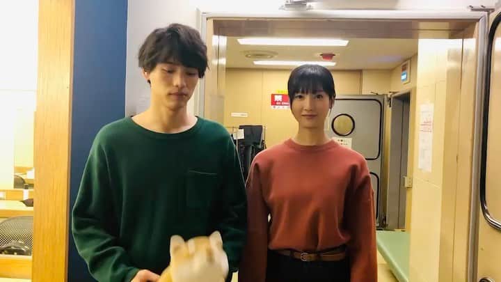 4分間のマリーゴールド【公式】のインスタグラム：「#みこと✍️ シロの方がもちろんかわいいけど、 こっちのシロ友もけっこう気に入ってたりする🐕✨ * #飛び出す⁉︎花巻家🏠 #4分間のマリーゴールド #よんまり #第7話放送まであと4分 #観てね  #福士蒼汰 #菜々緒 #tbs」