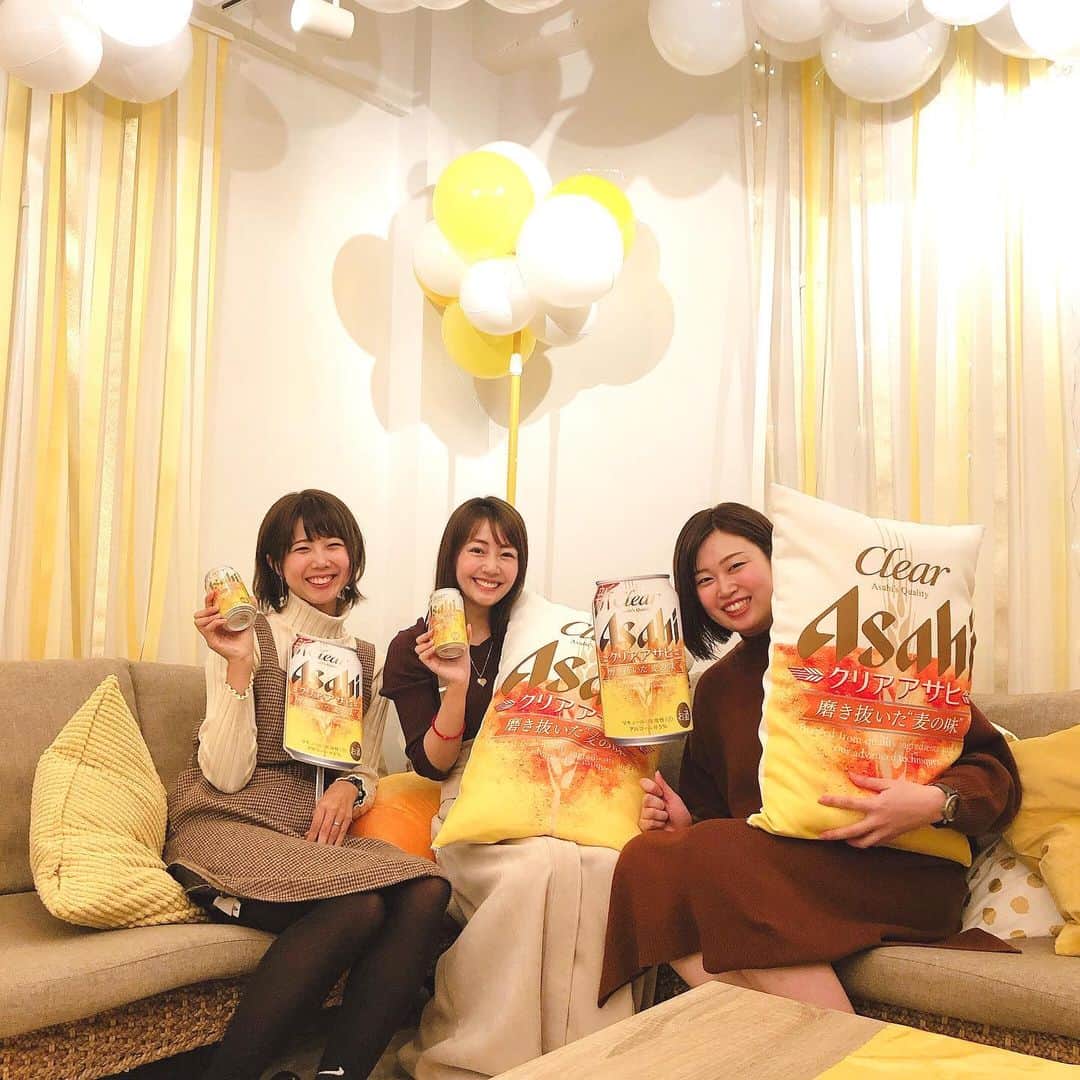 うえむらちかのインスタグラム：「泡までおいしい！クリアアサヒ体験！キャンペーンイベントに参加して🍺﻿ ﻿ #クリアアサヒ✖️#スペースマーケット﻿ がタイアップしたスペシャル空間で﻿ 鍋女子会やってきました〜🥘﻿ ﻿ 冬といえば鍋っ🙌﻿ ﻿ ひき肉たっぷりで熱々の﻿ 「これぞ王道★辛うま！クリアアサヒ鍋」🔥﻿ を食べながら﻿ キンキンに冷えた「クリアアサヒ」で乾杯🍻﻿ ﻿ 麦のうまみと後味の良さがヒ鍋にぴったりでした🤤💕﻿ ﻿ ペットボトルでしゃかしゃかして作る﻿ 美味しい泡の作り方も教えてもらいましたよ🍺﻿ （☞swipeしてね）﻿ ﻿ ﻿ このクリアアサヒをイメージした黄色と泡の白の　#フォトジェニック なお部屋は誰でも借りることができて、鍋の道具なども全て用意されているので、是非手ぶらで楽しんでみてください✨﻿ ﻿ ﻿ 🎀キャンペーン﻿ 2019 年 11月16日（土）～12月15日（日）の期間中、「泡までおいしい！クリアアサヒ体験！」特別装飾スペースを利用される20歳以上のお客様に、1人につき2本までキンキンに冷えたクリアアサヒ（缶350ml）&先着30組限定で、クリアアサヒに合うスペシャル鍋食材セットもプレゼント🎁﻿ ﻿ 会場：Mace原宿﻿ 〒150-0001 東京都渋谷区神宮前１丁目８−５ メナー神宮前1丁目ビル 5F﻿ ﻿ #アサヒビール #女子会 #お家女子会 #ホームパーティ #お酒好き女子会 #pr #泡までおいしいクリアアサヒ #スペースマーケット #フォトスポット﻿ #うえむらちからメシ」