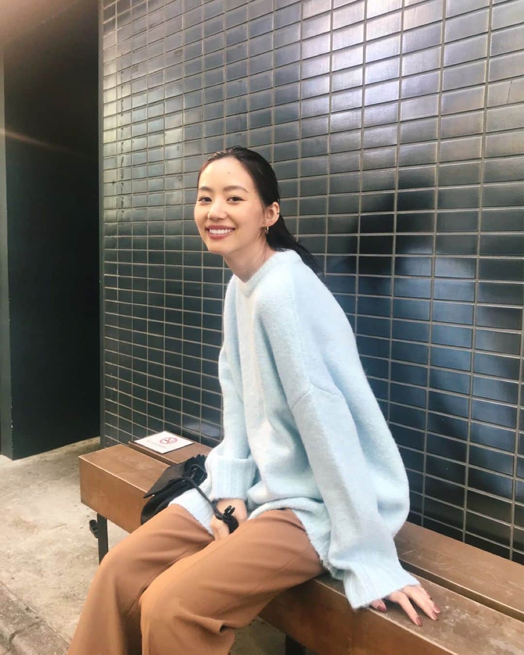 Shiho Sasakiのインスタグラム：「今日もいちにちお疲れ様でした🙏たまにはこういう柔らかいカラーも🐧⭕️ ふわっと柔らかい糸なのでとても軽い着心地だよ✨ 12月発売なのでもう少々お待ちくださいね🧵 #MOUSSY#MOUSSYSNAP」