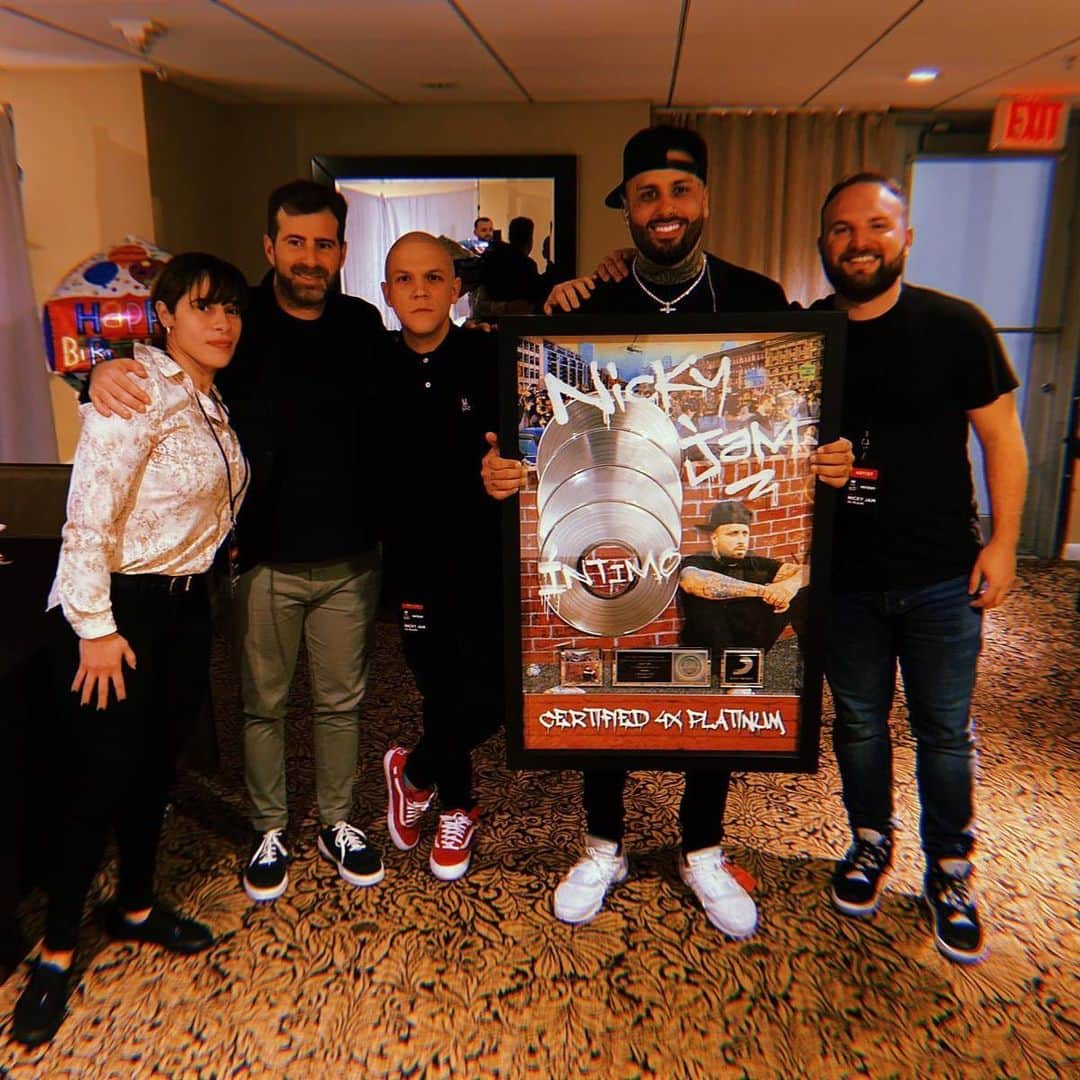 NICKY JAMさんのインスタグラム写真 - (NICKY JAMInstagram)「Gracias a Dios y ustedes mis fans mi álbum #intimo  4 veces platino  Gracias 🙏🏽. 🙌🙌🙌🙌🙌 @dimeloflowofficial @sagawhiteblack」11月22日 21時48分 - nickyjam